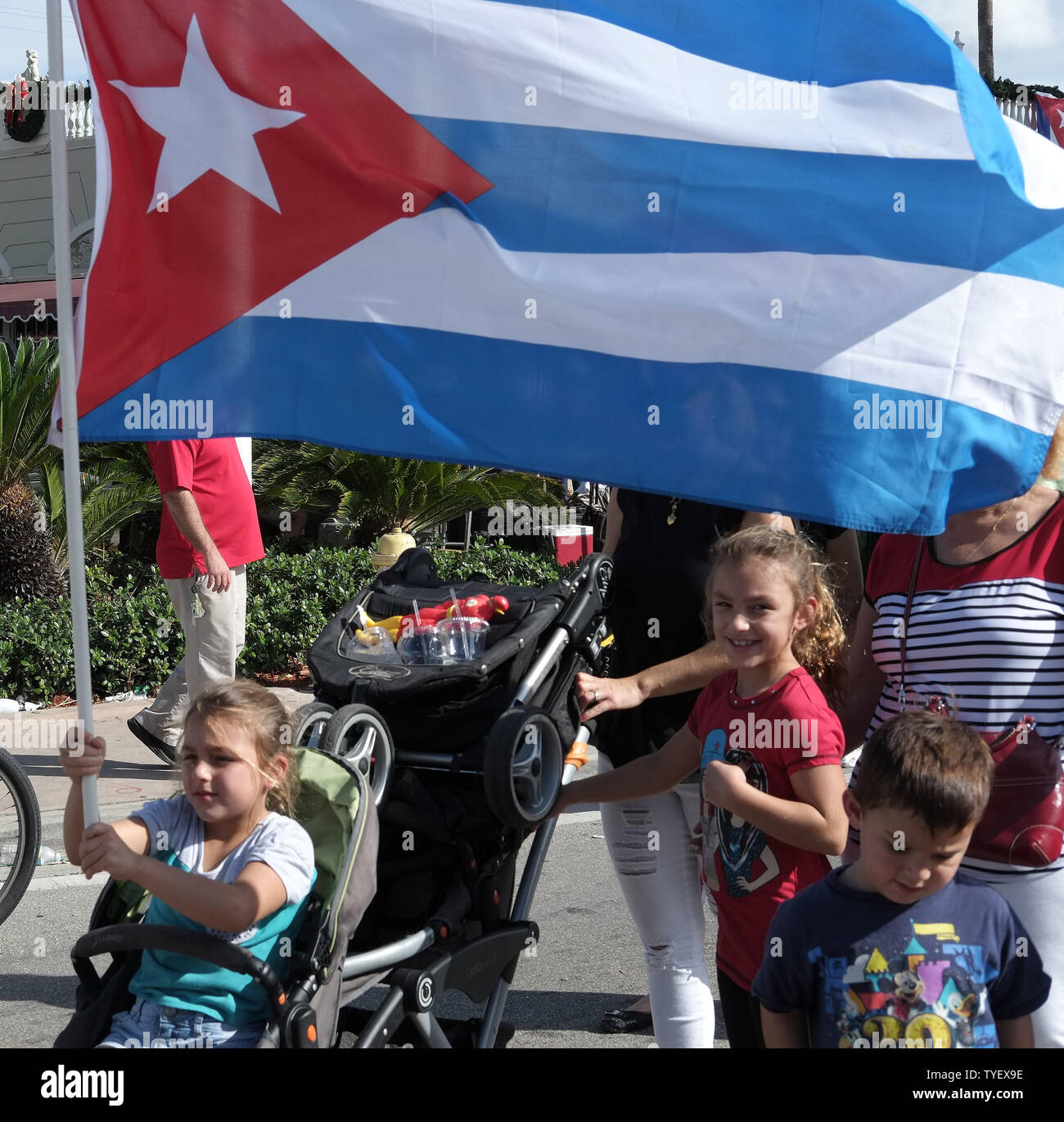 Die Kubanischstämmigen feiern den Tod des ehemaligen kubanischen Staatschefs Fidel Castro in den Straßen von Little Havana in Miami, Florida, 26. November 2016. Castro starb in Kuba am 25. November 2016 im Alter von 90 Jahren. Foto von Gary ich Rothstein/UPI Stockfoto