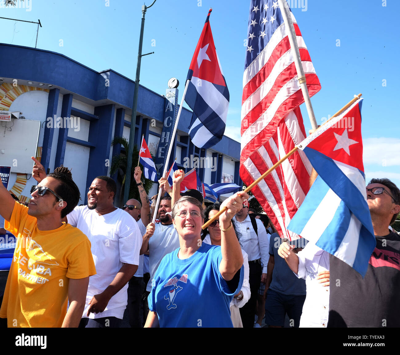 Die Kubanischstämmigen feiern den Tod des ehemaligen kubanischen Staatschefs Fidel Castro in den Straßen von Little Havana in Miami, Florida, 26. November 2016. Castro starb in Kuba am 25. November 2016 im Alter von 90 Jahren. Foto von Gary ich Rothstein/UPI Stockfoto