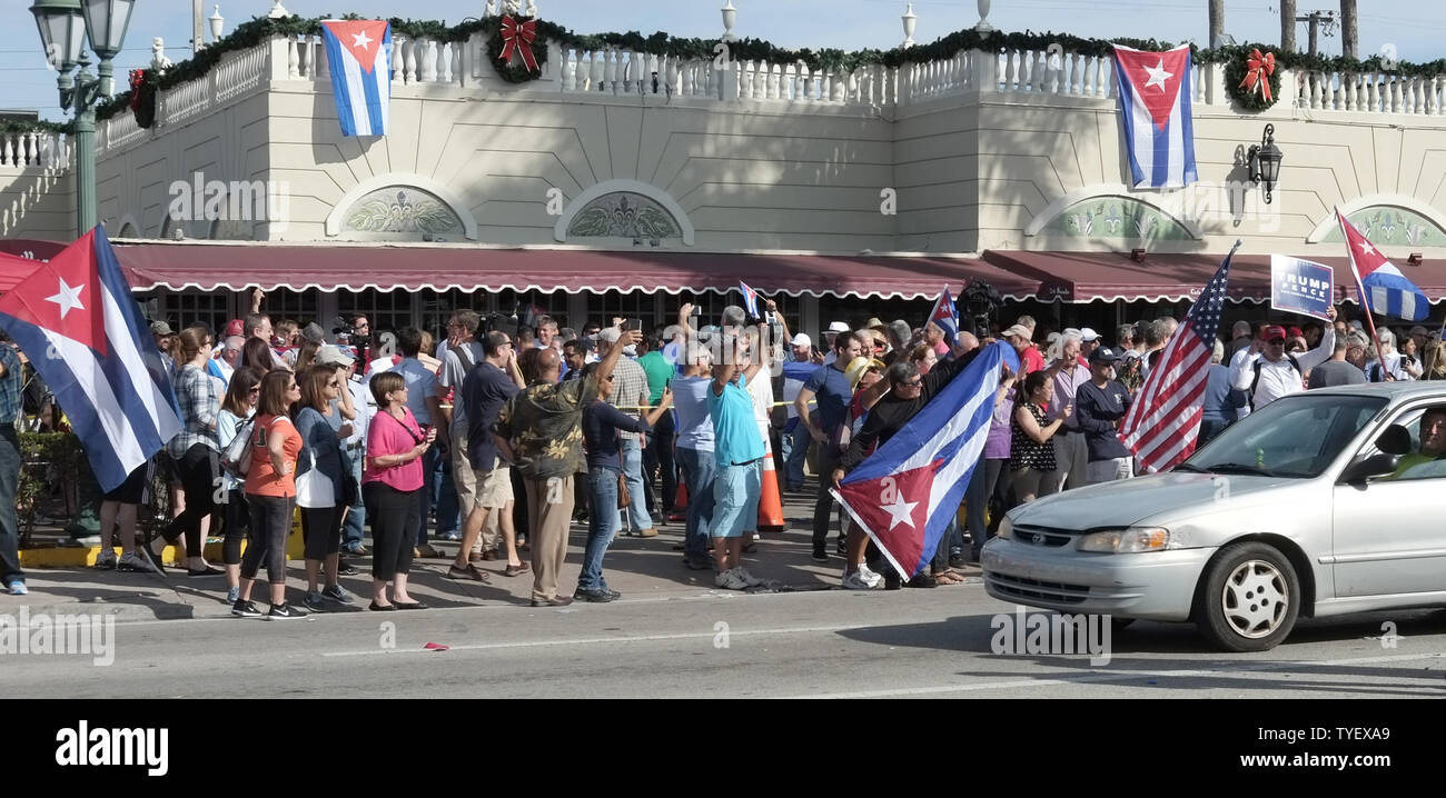 Die Kubanischstämmigen feiern den Tod des ehemaligen kubanischen Staatschefs Fidel Castro in den Straßen von Little Havana in Miami, Florida, 26. November 2016. Castro starb in Kuba am 25. November 2016 im Alter von 90 Jahren. Foto von Gary ich Rothstein/UPI Stockfoto