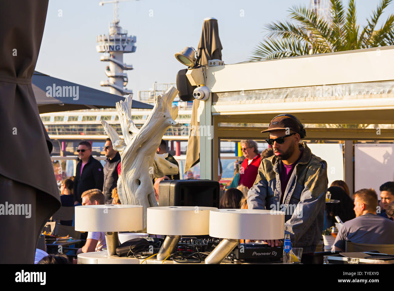 Den Haag (Den Haag), die Niederlande, Holland,, 20. April 2019. Die DJ-Sets der Musik in einem Cafe auf der Promenade am Strand von Scheveningen, ein Pier Stockfoto