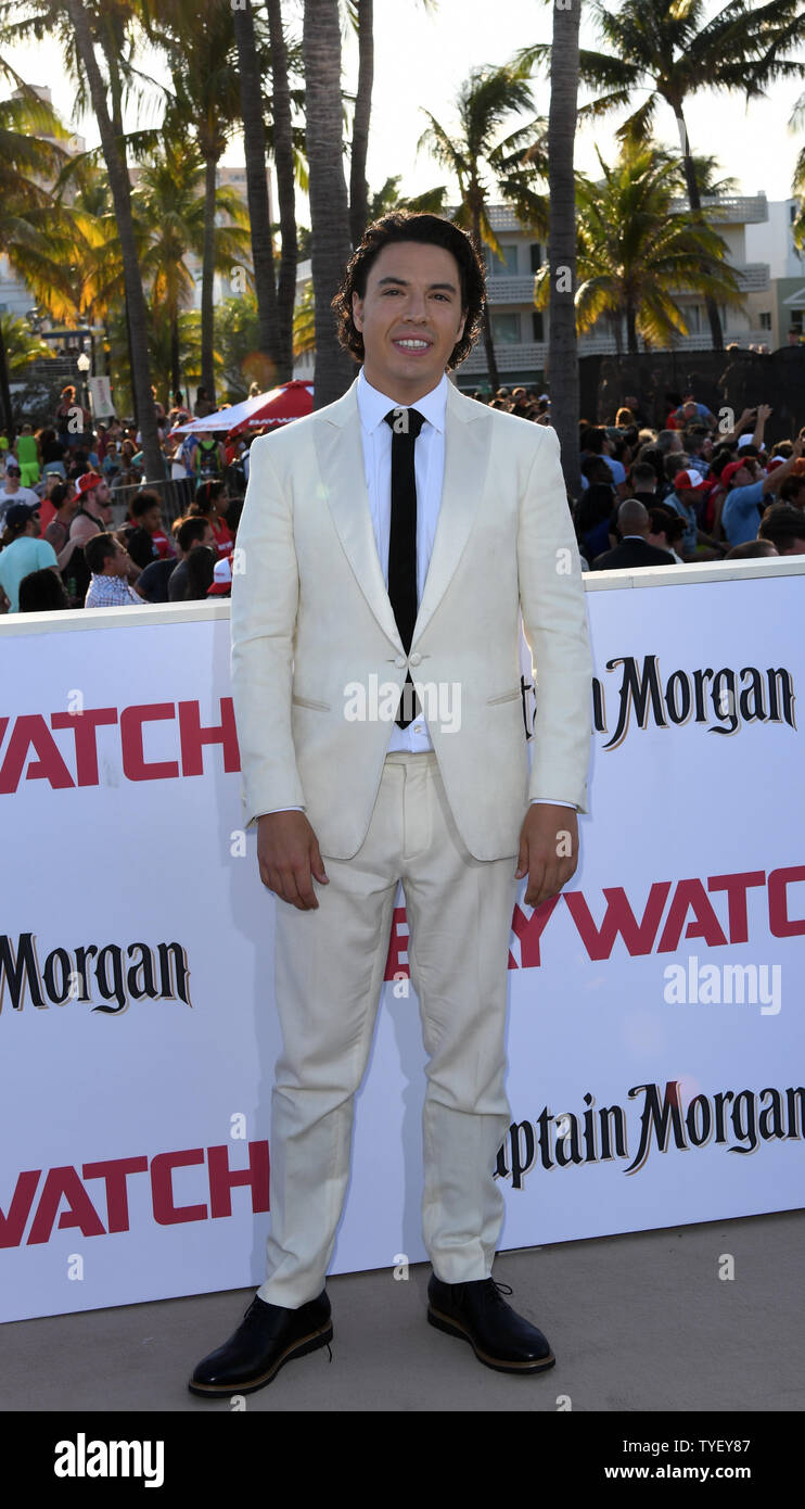 Warf Mitglied Jon Bass sorgt sich die US-Premiere des Motion picture Baywatch in der Lummus Park, Miami Beach, Florida, 13. Mai 2017. Der Film ist ein Remake der TV-Serie, lief von 1989-2001. Foto von Gary ich Rothstein/UPI Stockfoto