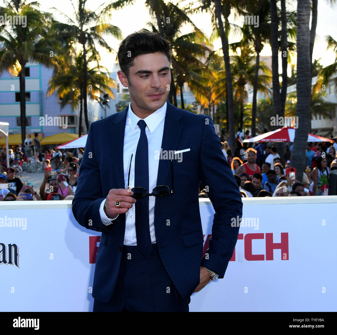 Warf Mitglied Zac Efron nimmt die US-Premiere des Motion picture Baywatch in der Lummus Park, Miami Beach, Florida, 13. Mai 2017. Der Film ist ein Remake der TV-Serie, lief von 1989-2001. Foto von Gary ich Rothstein/UPI Stockfoto