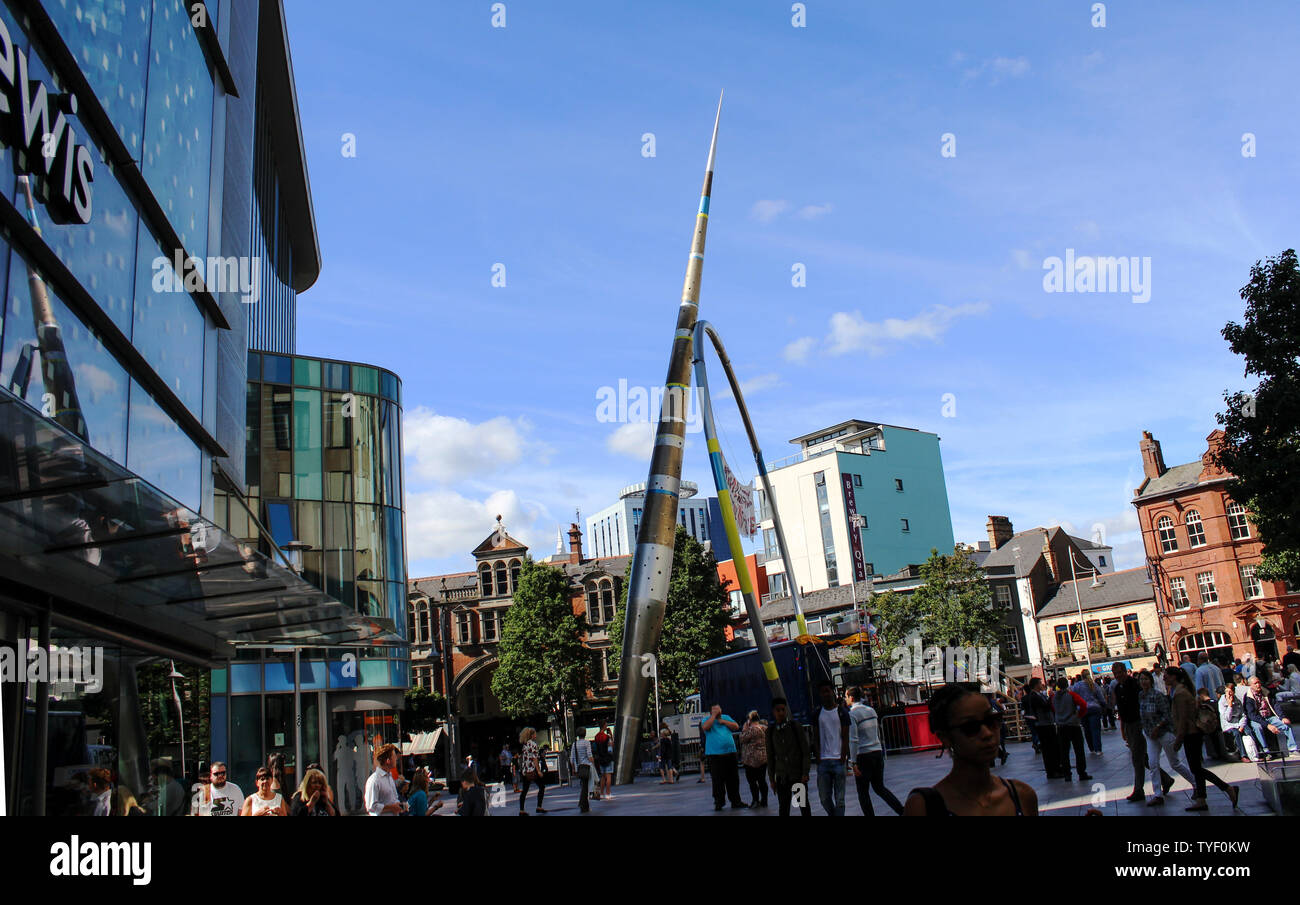 Cardiff, UK, September 2016. Allianz Skulptur von metais, die im Einkaufszentrum von Cardiff, WalesMarvelous Medizin Maschine befindet, 'Cit Stockfoto