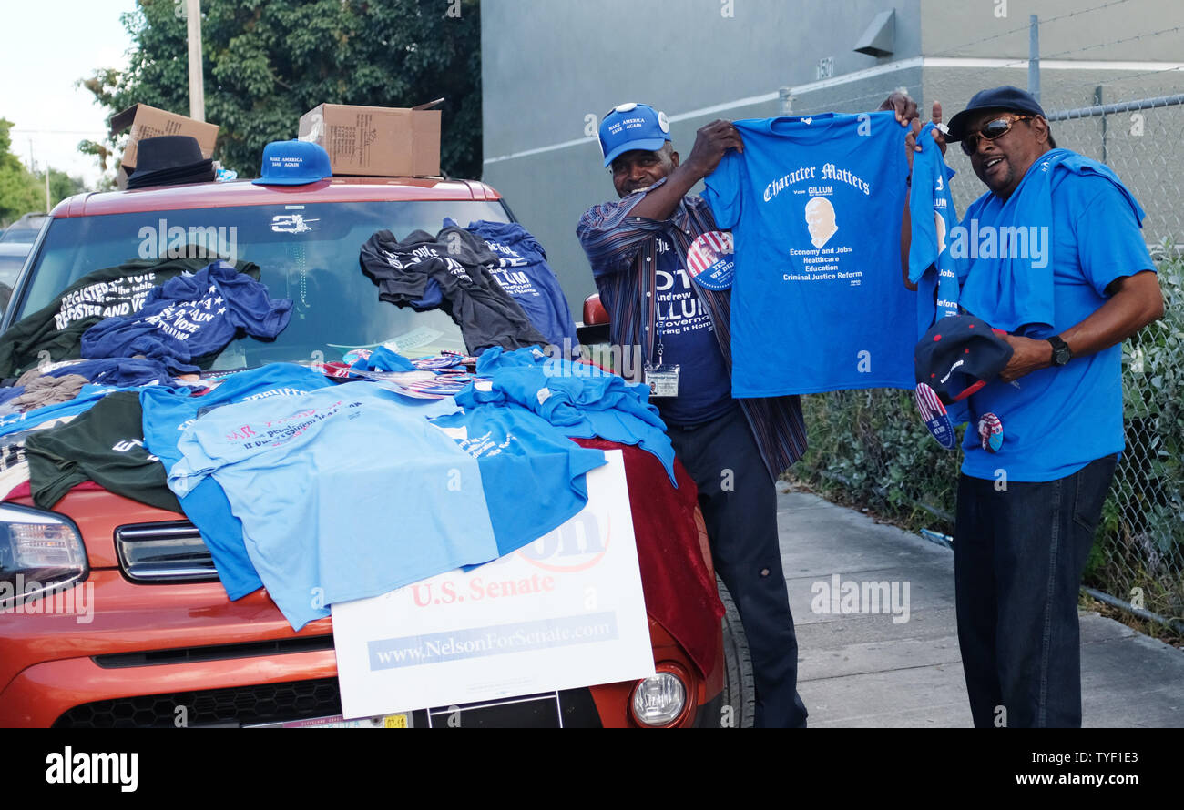 Straße Verkäufer Robert McGilathin verkauft T-shirts, Hüte und Kampagne Tasten vor dem Start des ehemaligen Präsidenten Barack Obama, die sich für demokratischen Tallahassee Florida's Bürgermeister Andrew Gillium Anwärter für Regler und Senator Bill Nelson Kandidat für einen anderen Senats Begriff im Eispalast Filme Studio in Miami, Florida, am 2. November 2018. Foto von Gary ich Rothstein/UPI Stockfoto