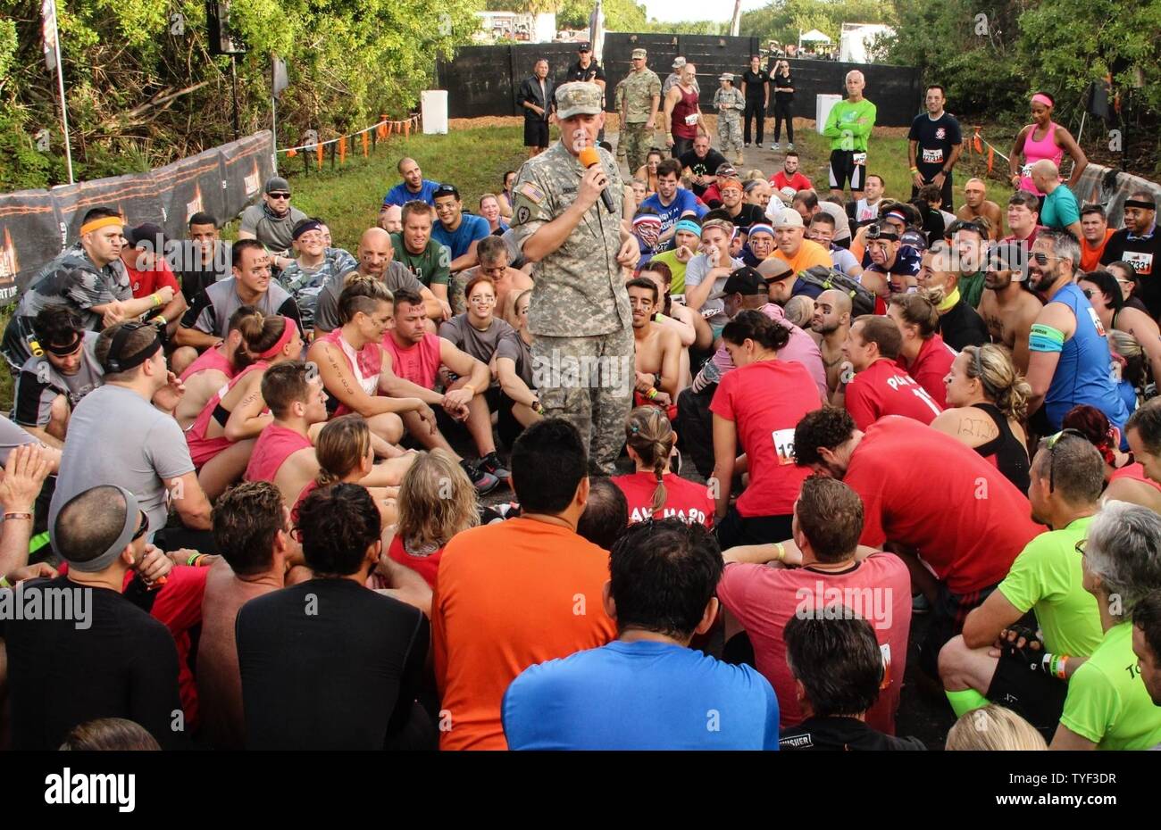 Armee Maj. Ken E. Dobbe, Support Operations Vertrieb integration Branch Chief, 143 Sustainment Command (Auslandseinsätze), erläutert die Bedeutung von "Hooah" Hunderte von herausforderer Vorbereitung der harten Mudder Hindernisparcours Nov. 5, 2016 zu Gesicht, in Palm Bay, Fla. Dobbe, ein Chicago Eingeborener, sagte der Herausforderer, "Hooah" übersetzt, was aber das Wort: "Nein." Dobbe's inspirational Pepgespräch fällt mit der harten Mudder Hinweis für Mut, Vertrauen und Engagement. Dieser internationale sportliche Veranstaltung Zielgruppe teilen viele Qualitäten, die die Armee finden sucht in neuen recrui Stockfoto