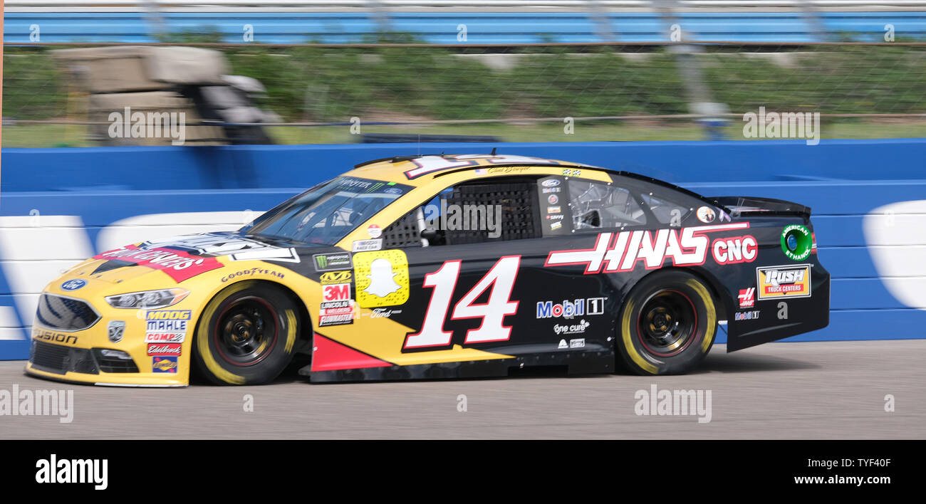 Clint Bowyer (14) Runden während der Praxis an der NASCAR Cup Series Meisterschaft am 20. jährlichen Ford EcoBoost 400 auf dem Homestead-Miami Speedway in Homestead, Florida am 17. November 2018. Foto von Gary ich Rothstein/UPI Stockfoto