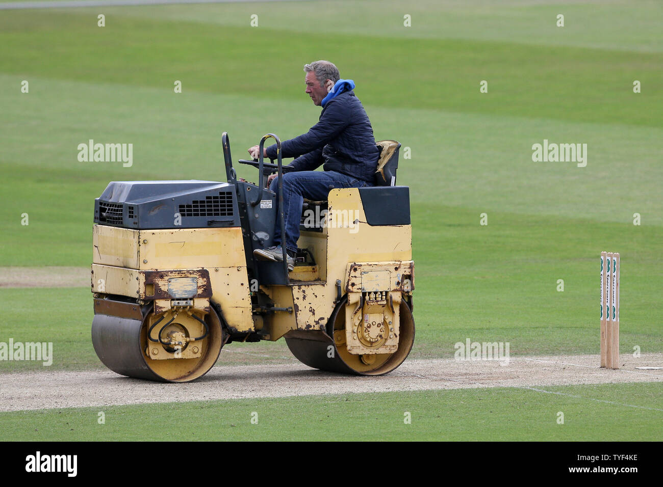 Die Walze wird zwischen den Innings während Yorkshire CCC verwendeten vs Essex CCC, Specsavers County Championship Division 1 Kricket im Emerald Headingley Cricket Stockfoto