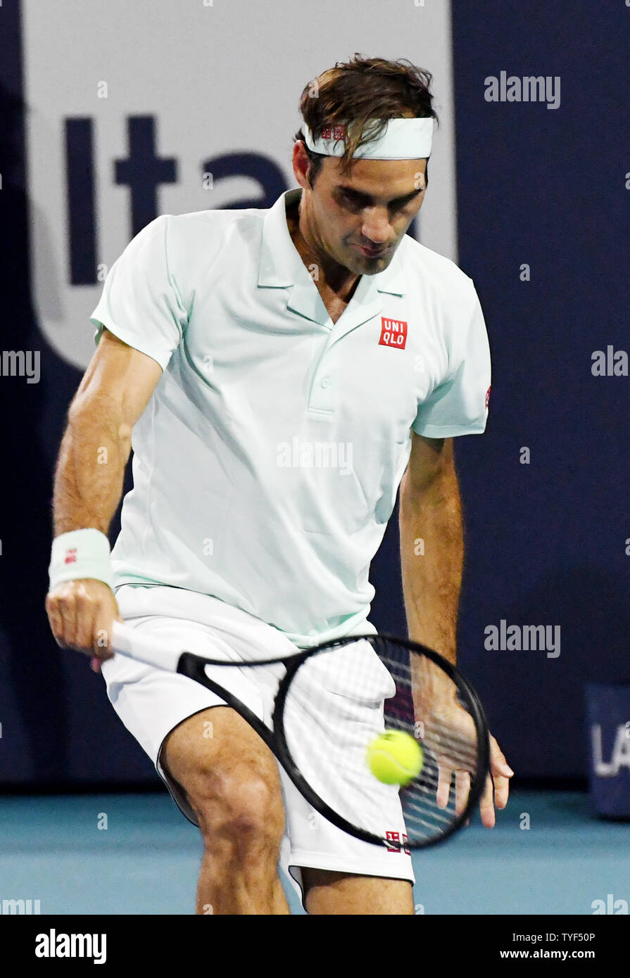 Roger Federer aus der Schweiz liefert eine rückhand Schuß zu Denis Shapovalov aus Kanada im Halbfinale im Miami Öffnen im Hard Rock Stadion in Miami Gardens, Florida am 29. März 2019. Federer besiegt Shapovalov 6-7, 6-4. Foto von Gary ich Rothstein/UPI Stockfoto