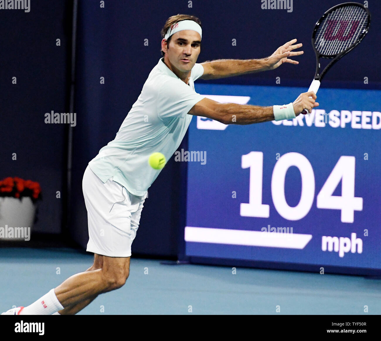 Roger Federer aus der Schweiz liefert eine rückhand Schuß zu Denis Shapovalov aus Kanada im Halbfinale im Miami Öffnen im Hard Rock Stadion in Miami Gardens, Florida am 29. März 2019. Federer besiegt Shapovalov 6-7, 6-4. Foto von Gary ich Rothstein/UPI Stockfoto