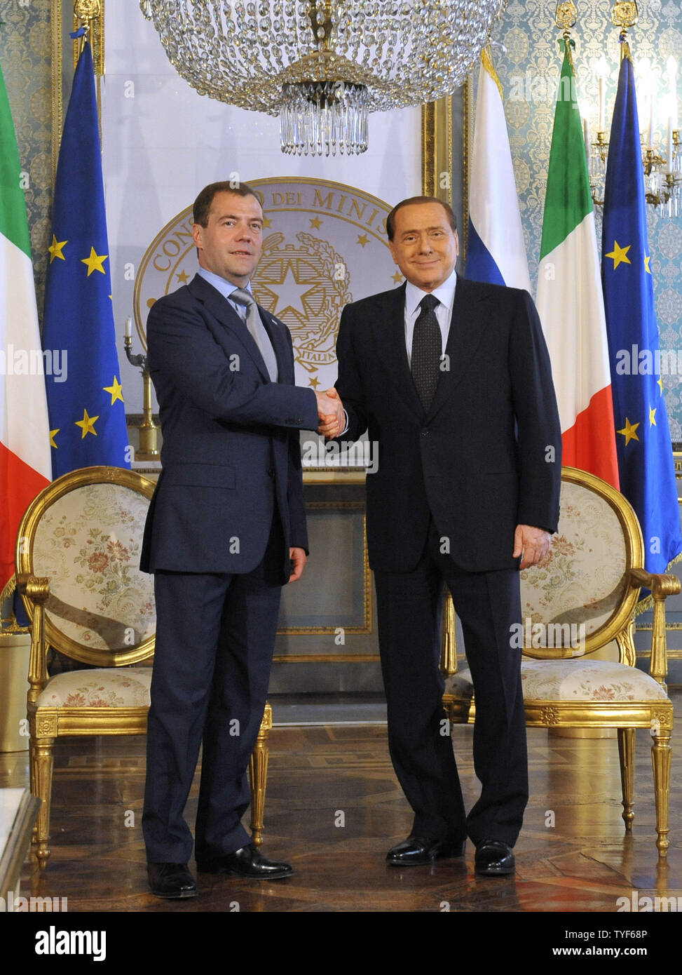 Der italienische Ministerpräsident Silvio Berlusconi (R) schüttelt Hände mit dem russischen Präsidenten Dmitri Medwedew vor ihrer Sitzung an der Präfektur Palace in Mailand am 23. Juli 2010. UPI Foto/Alex Volgin.. Stockfoto
