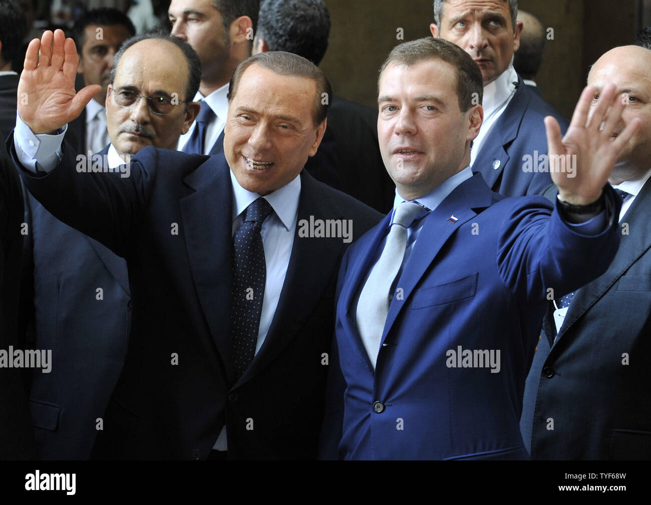 Der italienische Ministerpräsident Silvio Berlusconi (R) und der russische Präsident Dmitri Medwedew Welle nach ihrem Treffen an der Präfektur Palace in Mailand am 23. Juli 2010. UPI Foto/Alex Volgin.. Stockfoto