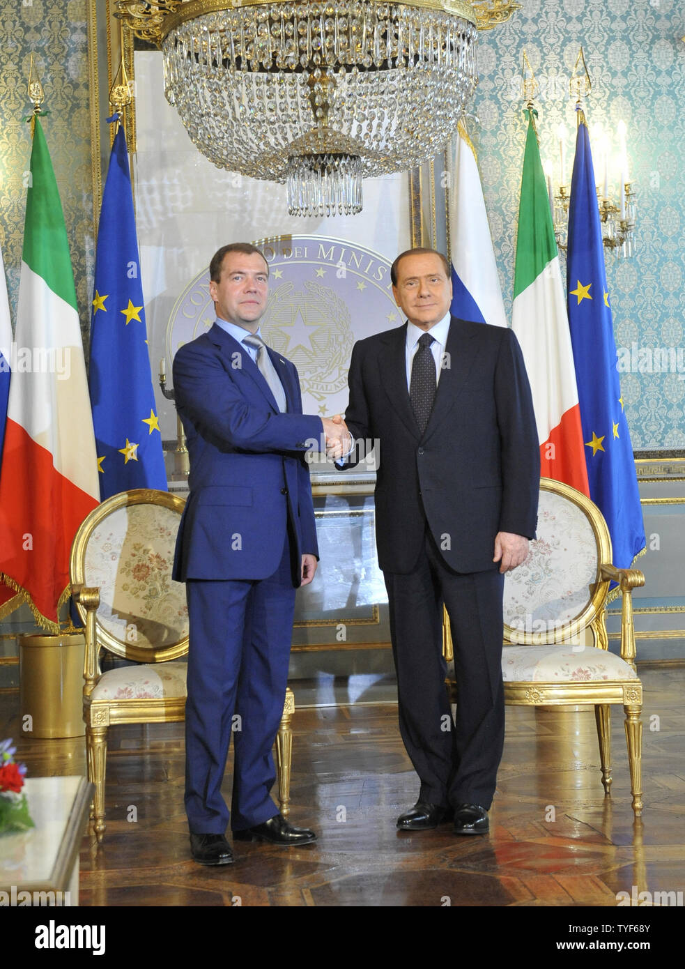 Der italienische Ministerpräsident Silvio Berlusconi (R) schüttelt Hände mit dem russischen Präsidenten Dmitri Medwedew vor ihrer Sitzung an der Präfektur Palace in Mailand am 23. Juli 2010. UPI Foto/Alex Volgin.. Stockfoto