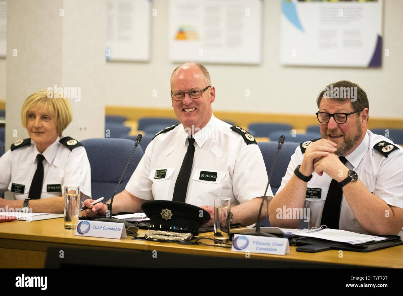 Ausgehende PSNI Polizeichef Sir George Hamilton (Mitte) mit temporären stellvertretender Chief Constable Stephen Martin, (rechts) und T/Assistent Chief Constable Barbara Grau, bei der Abschlusssitzung der Polizeichef des Northern Ireland Policing Board in Belfast. Stockfoto