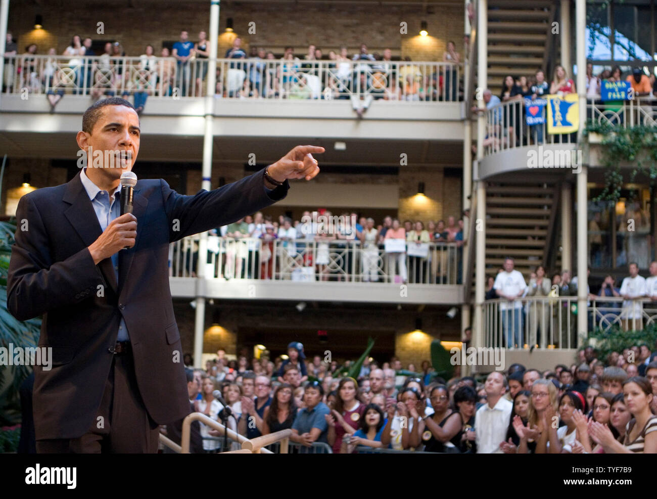 Barack Obama sprach mit seinen Anhängern auf dem internationalen Markt in Minneapolis, MN Freitag, 29. Juni 2007. Eine stehende Zimmer nur Masse hörte Obama seine Haltung gegen den irakischen Krieg und seine Politik auf dem Gebiet der Ausbildung wiederholen. (UPI Foto/Wayne Thomas) Stockfoto