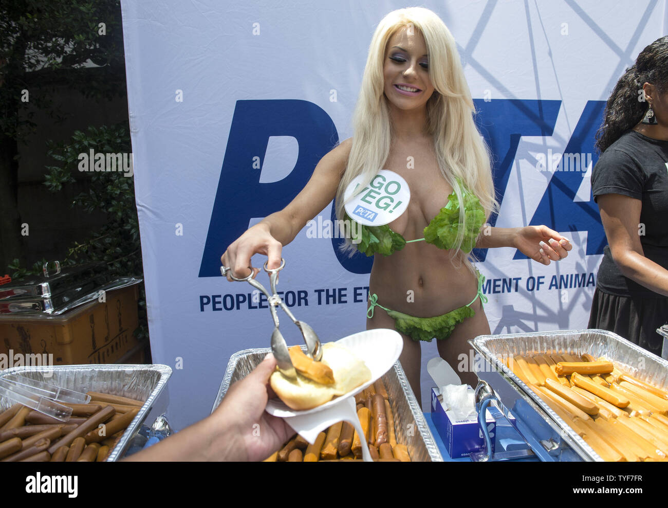 Tv-Persönlichkeit Courtney Stodden Hände veggie Hunde während des jährlichen Kongresses PETA Veggie Dog Giveaway an der Rayburn House Bürogebäude am 16. Juli 2014 in Washington, D.C., das ist S. E.T.A.'s Antwort auf das Fleisch der Industrie kommenden jährlichen Hot Dog Mittagessen auf nationalen Hot Dog Tag. UPI/Kevin Dietsch Stockfoto