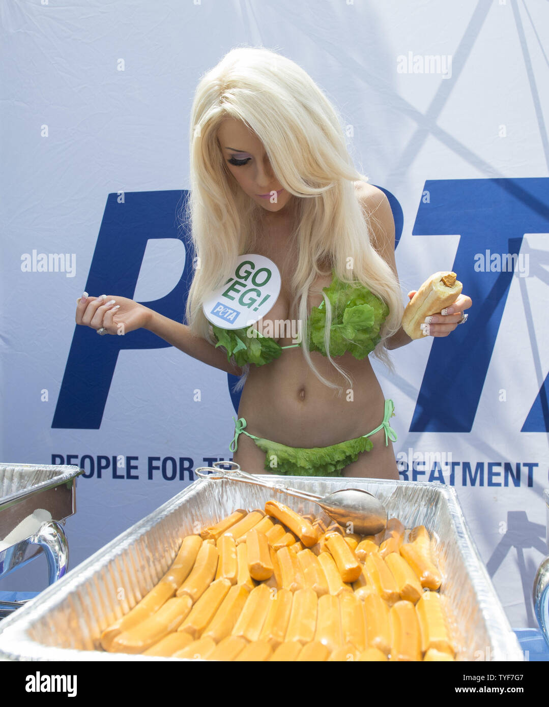 Tv-Persönlichkeit Courtney Stodden hilft veggie Hunde während des jährlichen Kongresses PETA Veggie Dog Giveaway an der Rayburn House Bürogebäude am 16. Juli 2014 in Washington, D.C., das ist S. E.T.A.'s Antwort auf das Fleisch der Industrie kommenden jährlichen Hot Dog Mittagessen auf nationalen Hot Dog Tag. UPI/Kevin Dietsch Stockfoto