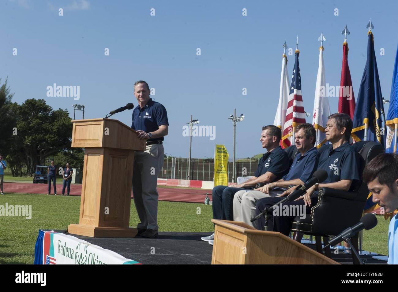 Luftwaffe Stabschef Generator Dave Goldfein Eid des Athleten während der kadena Special Olympics Nov. 5, 2016, bei Kadena Air Base, Japan liefert. Eid des Athleten bedeutet das Engagement jedes einzelnen Athleten die Teilnahme an der Veranstaltung und beginnt mit der KSO. Stockfoto