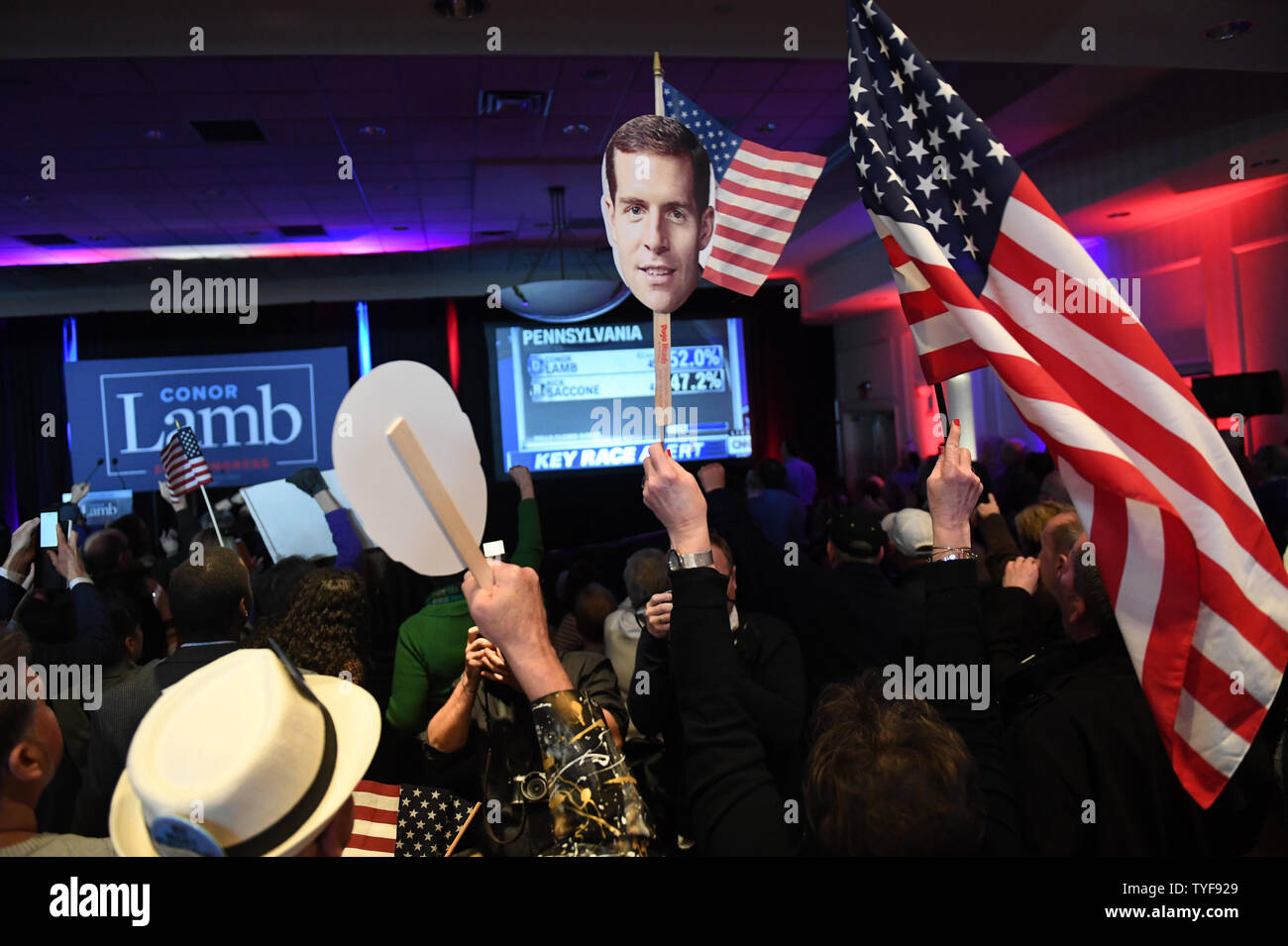 Anhänger jubeln frühe Rückkehr eine Kampagne Wahlnacht Rallye für Demokrat Conor Lamm in Canonsburg, Pennsylvania am 13. März 2018. Lamm und republikanischen Rick Saccone wetteifern die offenen Sitz in Pennsylvania 18 Kongreßbezirk in einer speziellen Wahl, hat nationale Obertöne zu füllen. Foto von Pat Benic/UPI Stockfoto