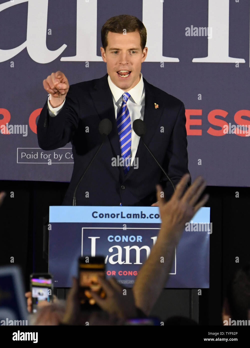 Demokrat Conor Lamb grüßt Verfechter bei einer Wahl nacht Rallye in Canonsburg, Pennsylvania am 13. März 2018. Lamm erklärt Sieg auf eine extrem enge Wahl gegen republikanischen Rick Saccone in Pennsylvania 18 Kongreßbezirk in einer speziellen Wahl, hat nationale Obertöne. Foto von Pat Benic/UPI Stockfoto