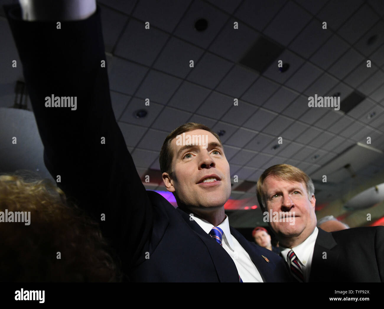 Demokrat Conor Lamb (L) grüsst Verfechter bei einer Wahl nacht Rallye in Canonsburg, Pennsylvania am 13. März 2018. Lamm erklärt Sieg auf eine extrem enge Wahl gegen republikanischen Rick Saccone in Pennsylvania 18 Kongreßbezirk in einer speziellen Wahl, hat nationale Obertöne. Foto von Pat Benic/UPI Stockfoto