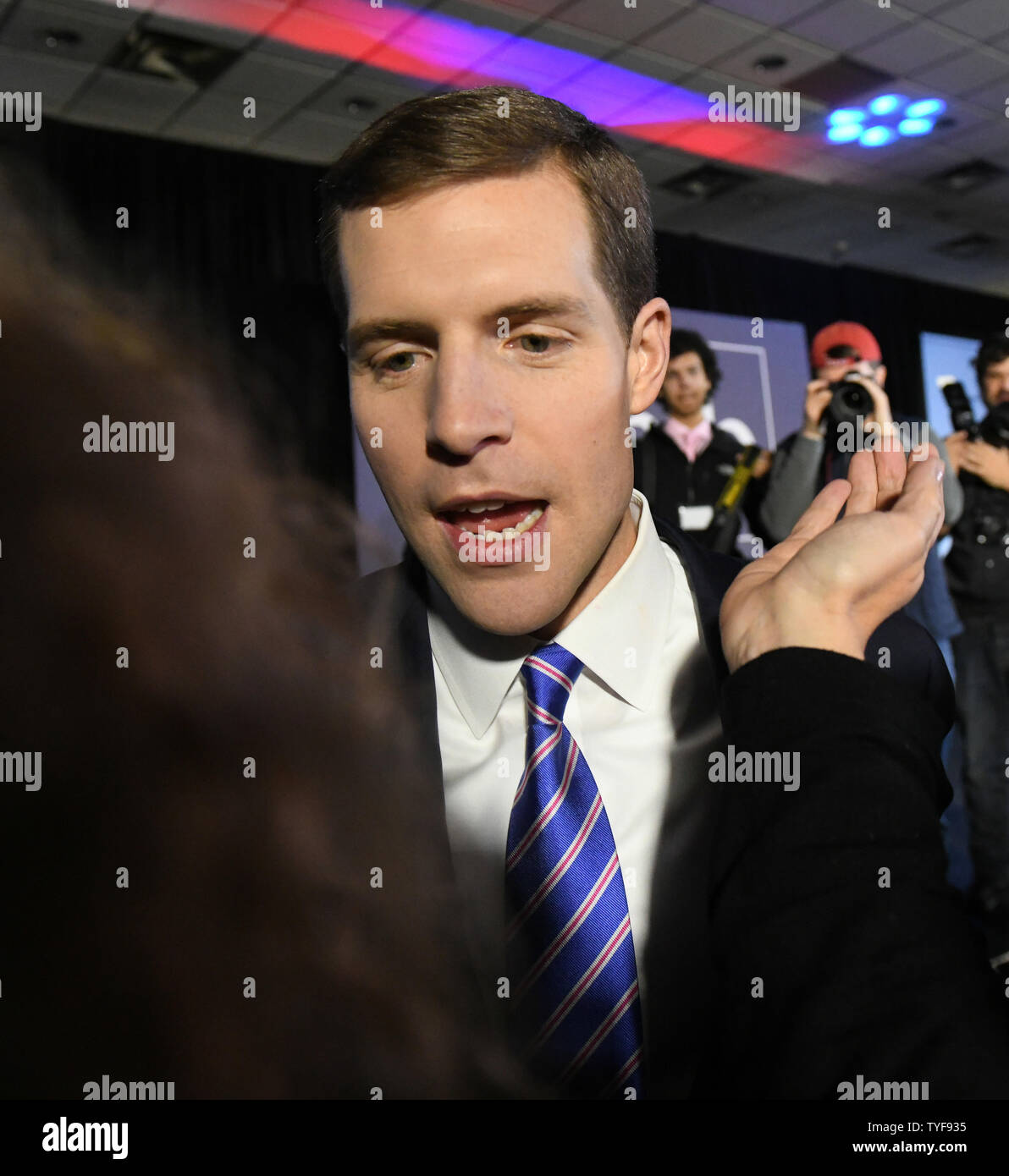 Demokrat Conor Lamb (L) grüsst Verfechter bei einer Wahl nacht Rallye in Canonsburg, Pennsylvania am 13. März 2018. Lamm erklärt Sieg auf eine extrem enge Wahl gegen republikanischen Rick Saccone in Pennsylvania 18 Kongreßbezirk in einer speziellen Wahl, hat nationale Obertöne. Foto von Pat Benic/UPI Stockfoto