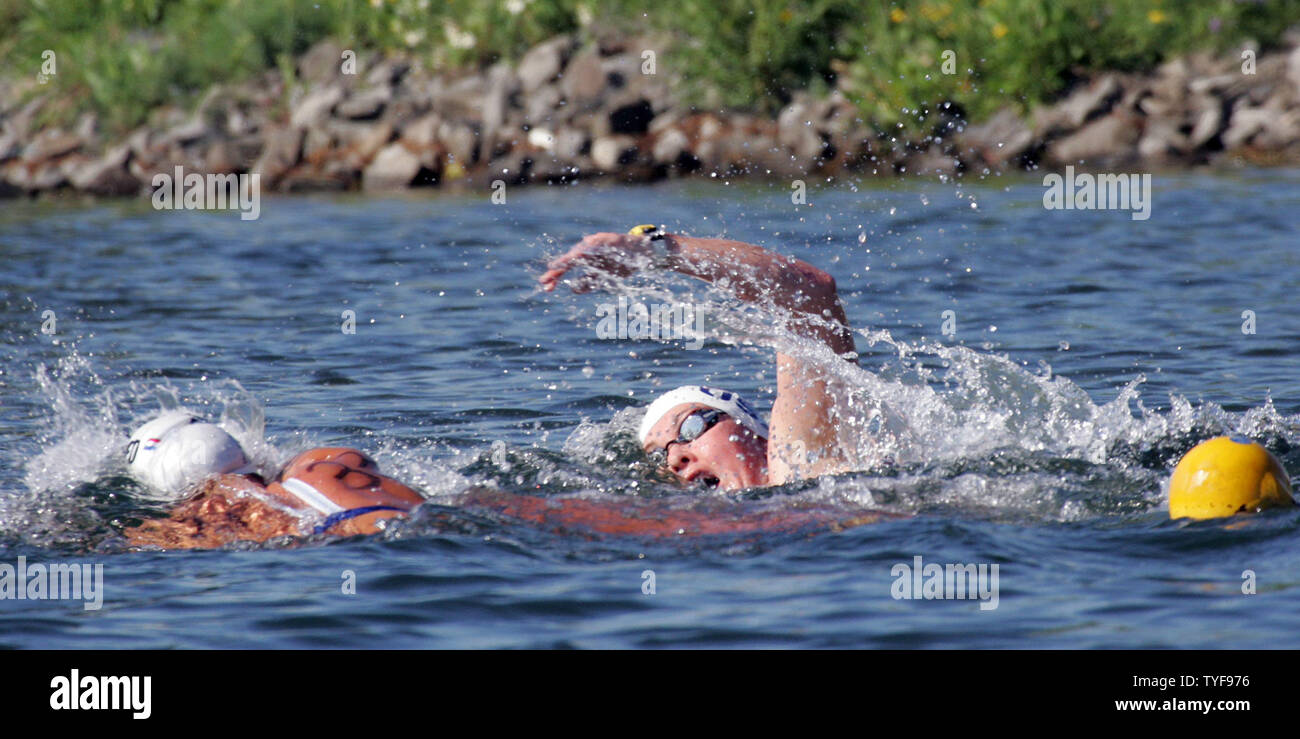 Niederländische Schwimmerin Edith Van Dijk (links) überholt amerikanischen Sara McLarty in der ersten von vier Runden in der Frauen 10 km im offenen Wasser Rennen im Becken des St. Helen Insel an der XI FINA WM in Montreal, Kanada am 20. Juli 2005. Van Dijk gewann schließlich das Rennen und die Goldmedaille in 1:56:00.5 Stunden. (UPI Foto/Gnade Chiu) Stockfoto