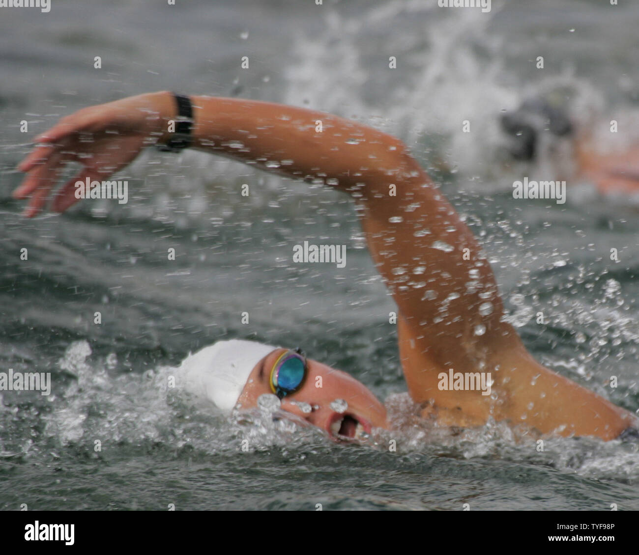 Deutsche Abstand Schwimmerin Britta Kamrau macht ihren Weg in Richtung der Vorderseite des Peloton in der ersten von zehn Runden in der Frauen 25 km im offenen Wasser Rennen im Becken des St. Helen Insel an der XI FINA WM in Montreal, Kanada am 22. Juli 2005. Kamrau früher erwarb die Bronzemedaille in der 10-km-Rennen und ist der Titelverteidiger des 25 km Ereignis. (UPI Foto/Gnade Chiu) Stockfoto