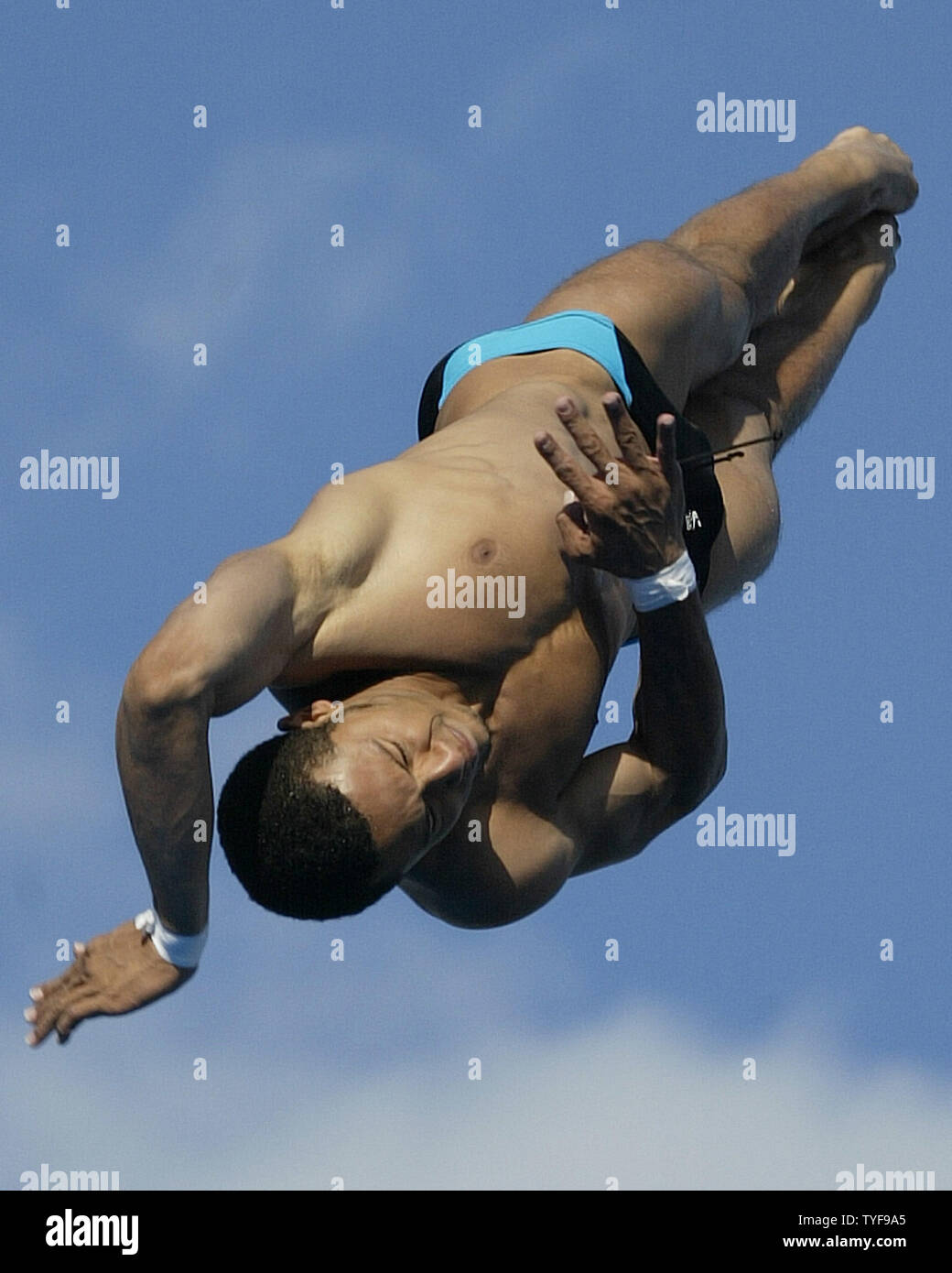 Kubanische diver Jose Antonio Guerra Oliva windet er sich durch seinen letzten Tauchgang vom 10 Meter Turm an der XI FINA WM in Montreal, Kanada am 23. Juli 2005. Guerra Oliva wurde der Welt Silbermedaille mit einer Punktzahl von 691.14 Punkten nach dem Aufstieg von Platz acht vor dem Finale. (UPI Foto/Gnade Chiu) Stockfoto