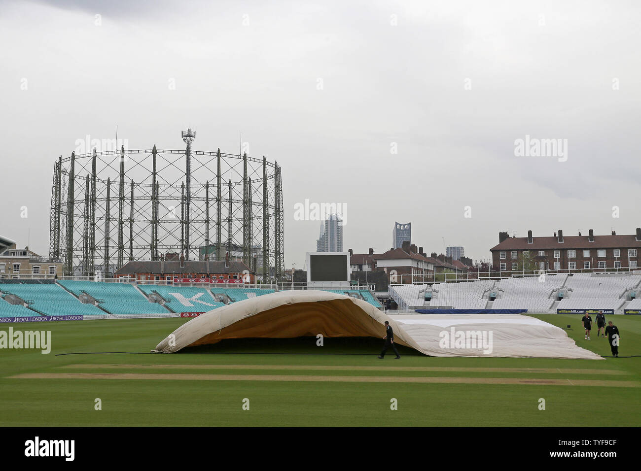 Allgemeine Ansicht als die Abdeckungen sind von dem Platz vor der Surrey vs Essex Adler entfernt, Royal London eintägiger Cup Cricket am Kia Oval am 23. April Stockfoto