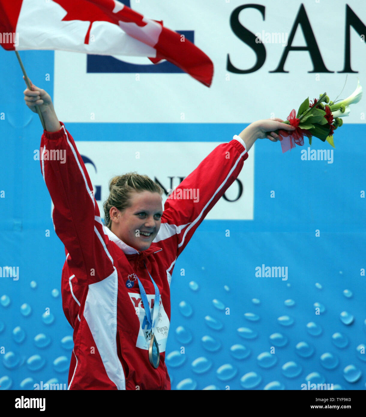 Kanadische Schwimmer Brittany Reimer feiert ihr Bronze Triumph in der Frauen 1500 Meter Freistil Finale in der XI FINA WM in Montreal, Kanada am 26. Juli 2005. Reimer, 17, von Surrey, BC, Kanada verdient die zweite schwimmen Medaille bei diesen Weltmeisterschaften. Kanadische Schwimmer keine Medaillen bei den Olympischen Spielen 2004 zu gewinnen. (UPI Foto/Gnade Chiu) Stockfoto