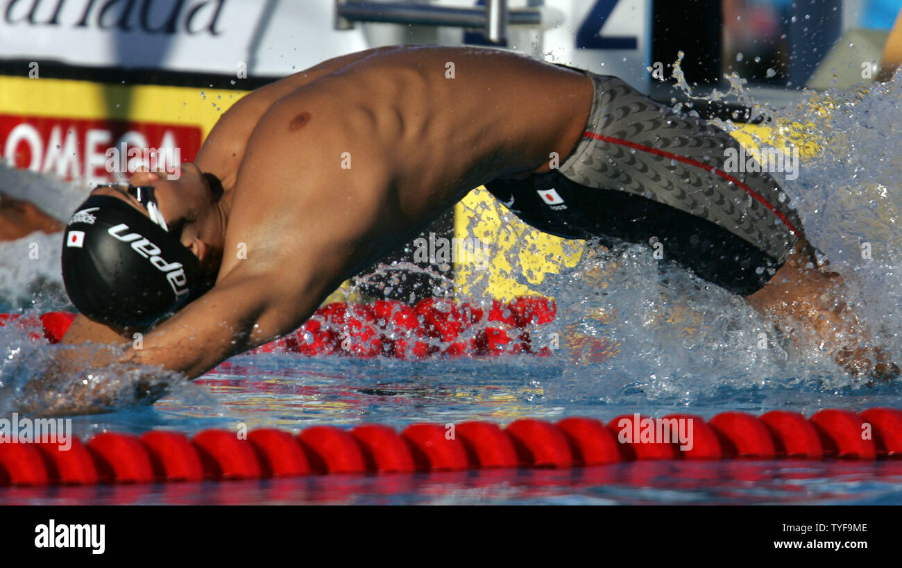 Japanische Schwimmer Takashi Nakano startet in die Männer 200 Meter Ruecken semi-Finale in der XI FINA WM in Montreal, Kanada am 28. Juli 2005. Nakano qualifizierte fpr die Endrunde in 1:95,00 Minuten. (UPI Foto/Gnade Chiu) Stockfoto