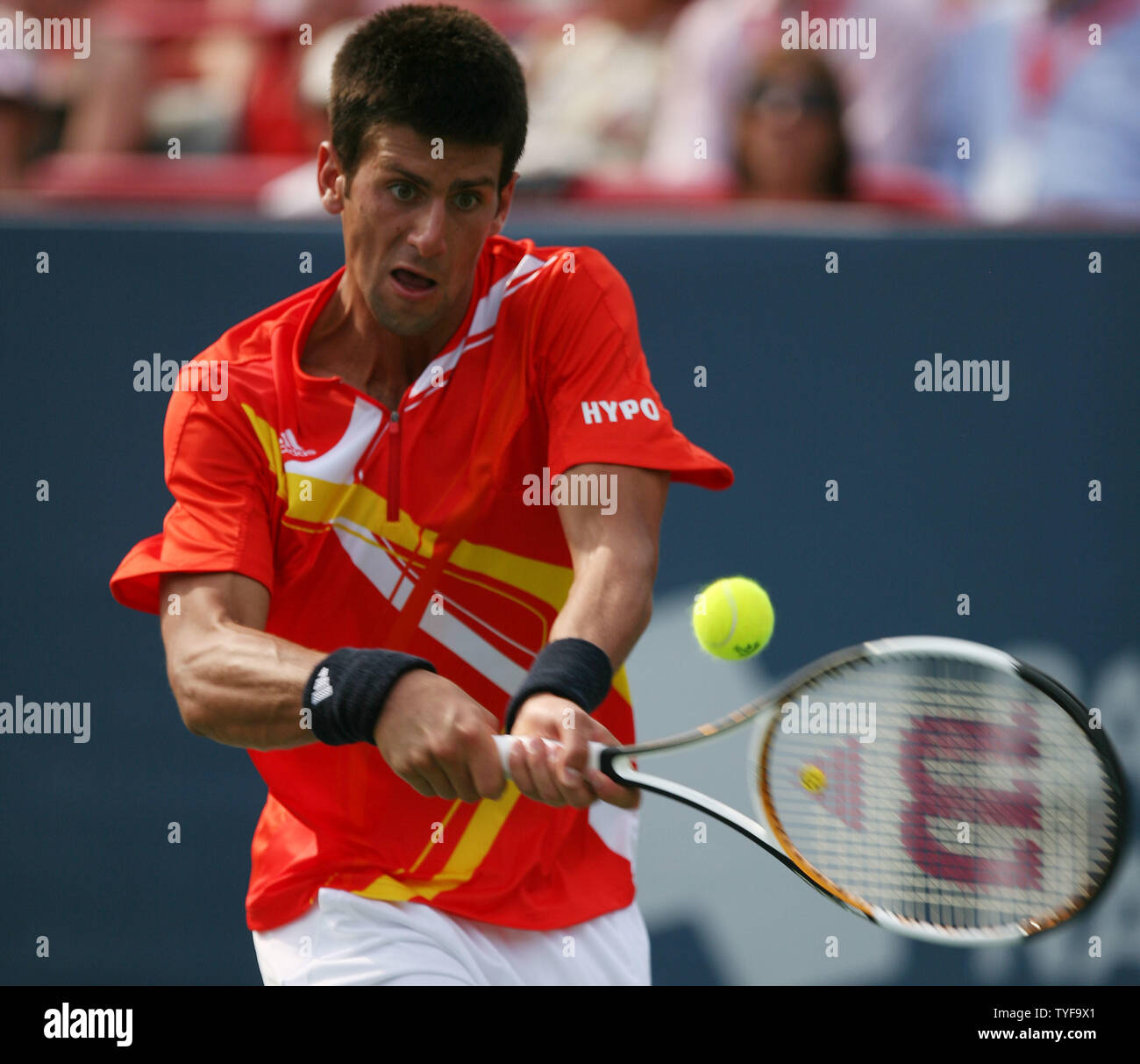 Novak Djokovic aus Serbien zurück zu Roger Federer von der Schweiz in der Rogers Cup ATP Masters Series im Uniprix Stadion in Montreal am 12. August 2007. Djokovic besiegte den Spitzenreiter Federer 7-6 (2), 2-6, 7-6 (2) Die US-Open Serie von Turnieren zu führen. (UPI Foto/Gnade Chiu). Stockfoto