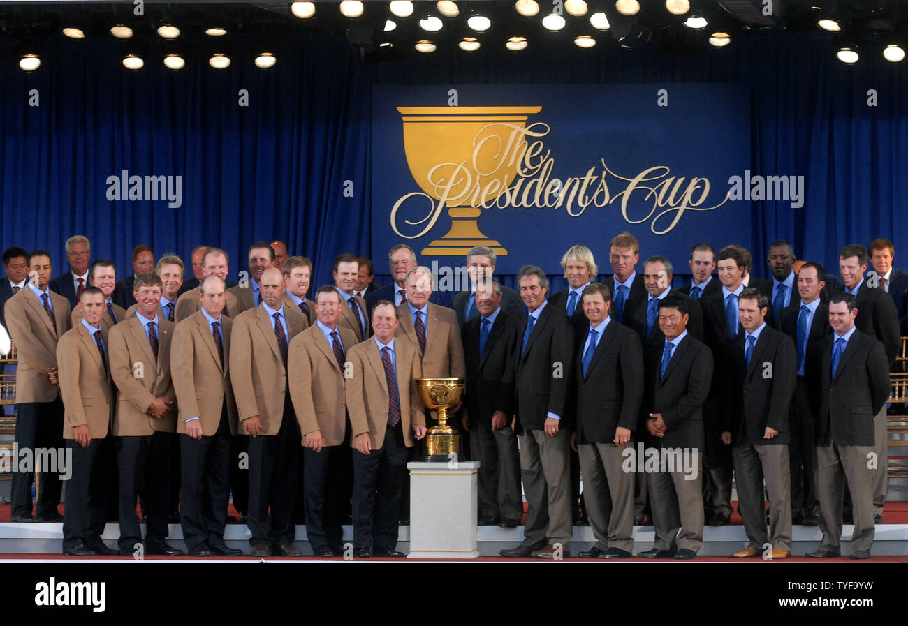 Die US-amerikanischen und internationalen Teams stellen für das offizielle Foto bei der Eröffnung der Präsidenten Cup 2007 am königlichen Montreal Golf Club in Montreal am 26. September 2007. (UPI Foto/Kevin Dietsch) Stockfoto