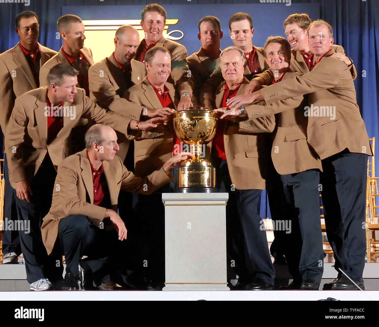 Das US-Team wirft mit der die Präsidenten Cup nach dem Sieg über das internationale Team 19,5 an der königlichen Montreal Golf Club in Montreal am 30. September 2007 auf 14,5. (UPI Foto/Kevin Dietsch) Stockfoto