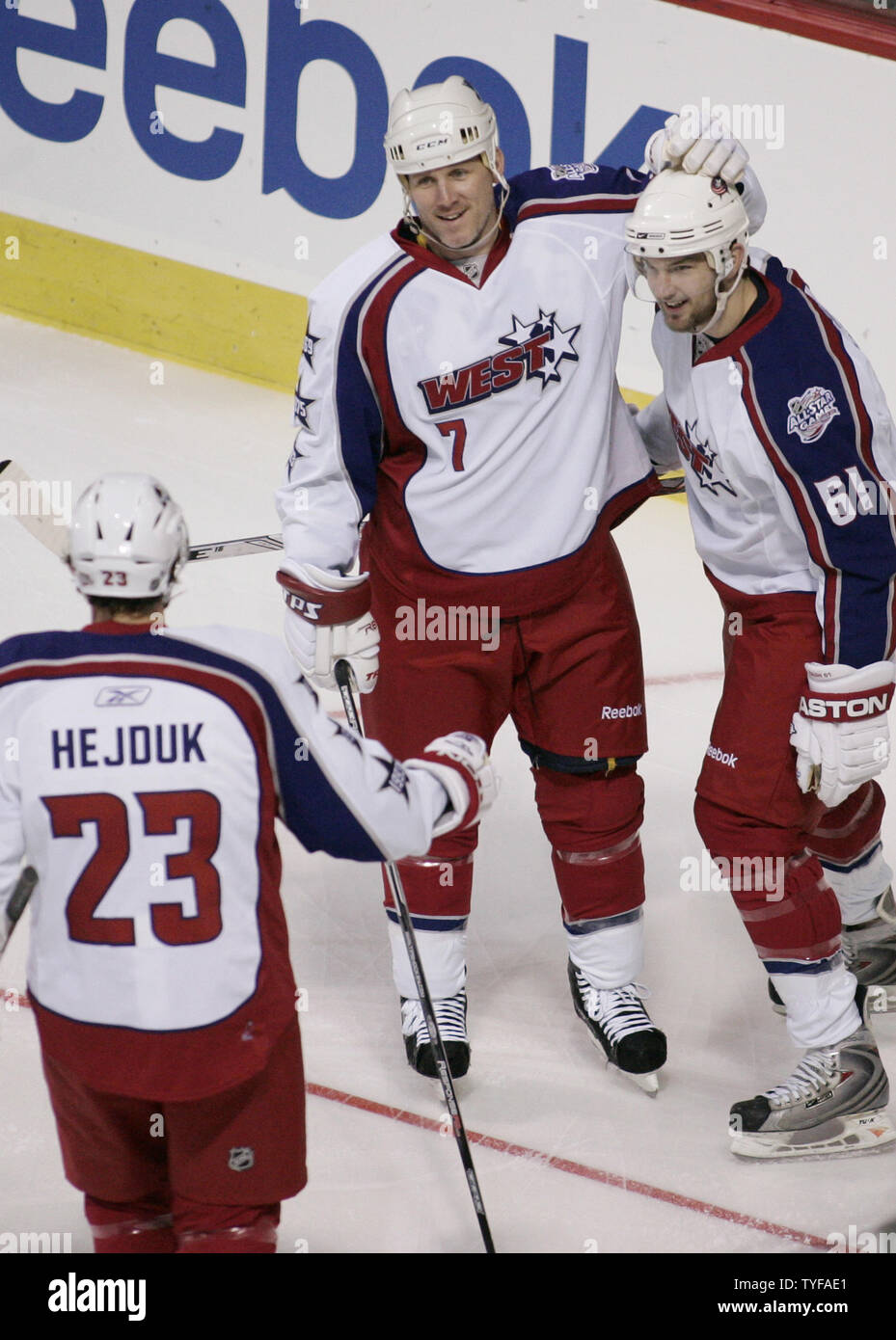 Mitglieder der NHL Western Conference All-Star Team Milan Hejduk (23 - Colorado) und Rick Nash (61 - Columbus) gratulieren Keith Tkachuk (7 - St. Louis), nachdem er gegen die Eastern Conference Team in der ersten Periode der NHL All-Star Game 2009 im Bell Centre in Montreal, Quebec am 25. Januar 2009 zählte. (UPI Foto/Matthew Healey) Stockfoto
