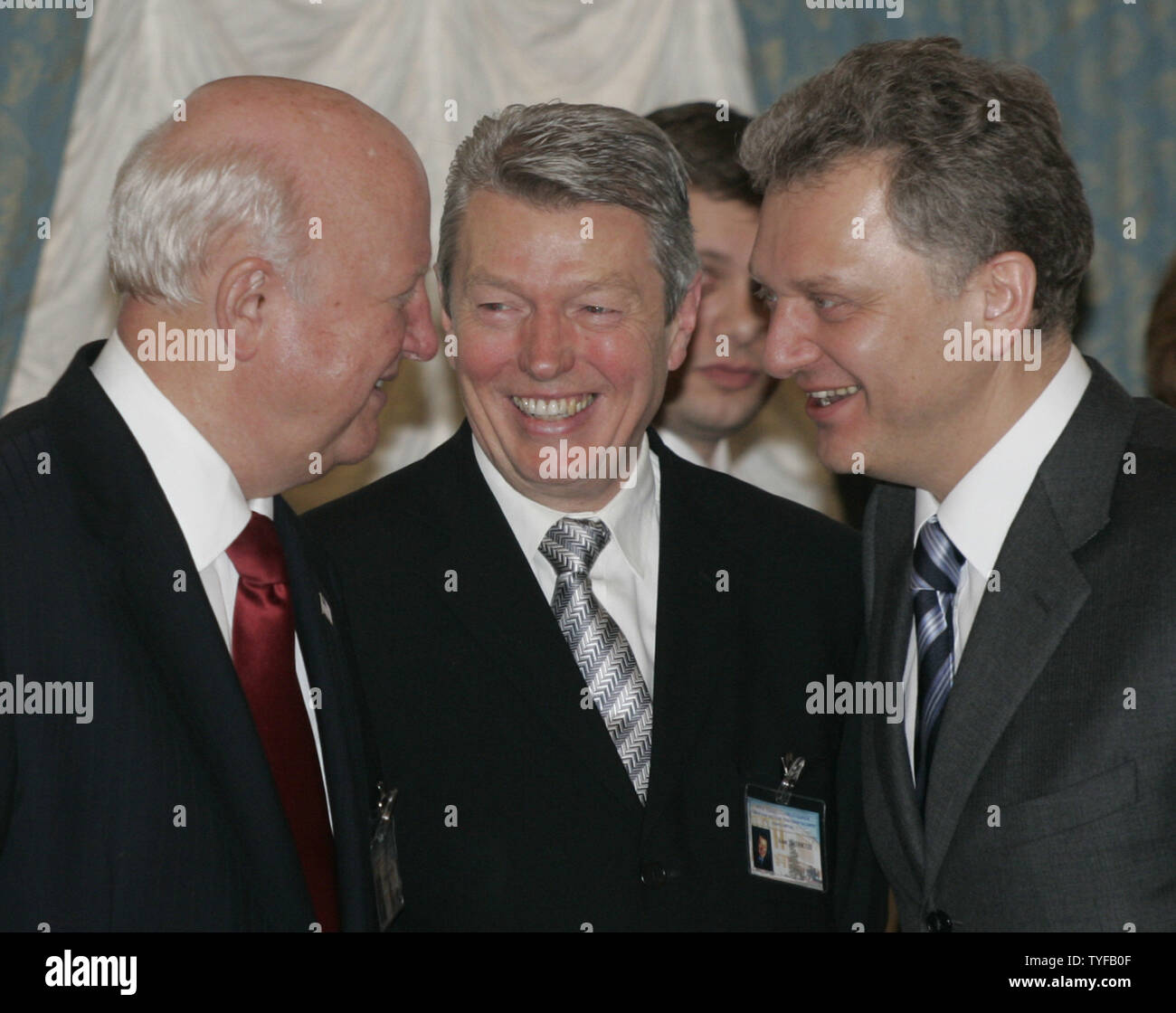 Us-Energieminister Samuel Bodman (L), die britische Ministerin für Handel und Industrie, Alan Johns (C) und der russische Energieminister Viktor Christenko Lächeln im Kreml in Moskau, 16. März 2006. Heute Energie Minister aus mächtigen Länder (Gruppe der Acht) wurden in Moskau die Sicherheit der Energieversorgung zu diskutieren. (UPI Foto/Anatoli Zhdanov) Stockfoto