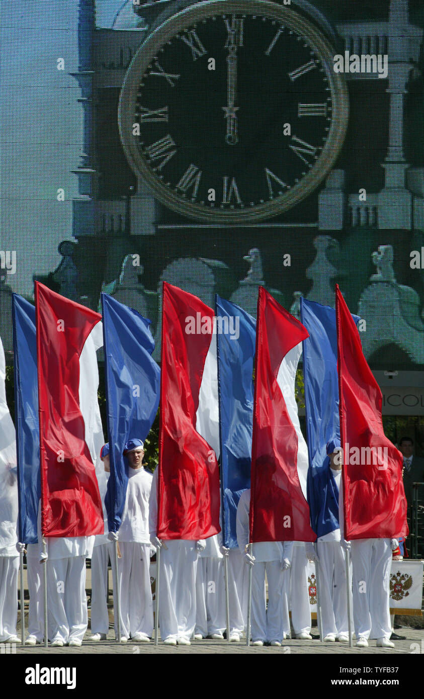 Schauspieler der Tag der Russland Urlaub auf dem Roten Platz in Moskau am 12. Juni 2006 zu markieren. Früher als Tag der Unabhängigkeit, den Urlaub zunächst des russischen Parlaments 1990 Erklärung der Souveränität aus der Sowjetunion gekennzeichnet. (UPI Foto/Anatoli Zhdanov) Stockfoto