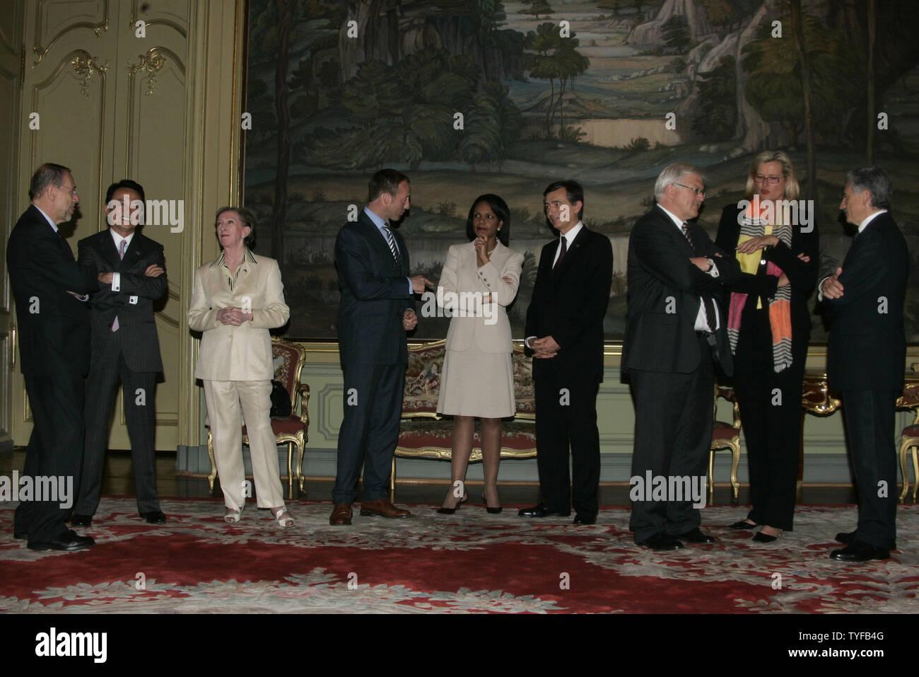 Von links nach rechts: EU-Außenbeauftragte Javier Solana, der japanische Außenminister Taro Aso, Auswärtige Angelegenheiten und Commonwealth-Fragen Außenministerin Margaret Beckett, kanadische Außenminister Peter Mackay, US-Außenministerin Condoleezza Rice, der französische Außenminister Philippe Douste-Blazy, der deutsche Außenminister Frank-Walter Steinmeier, der österreichischen Außenministerin Ursula Plassnik und der italienische Außenminister Massimo D'Alema Sprechen während eines G8-Außenministertreffen in Moskau, am 29. Juni 2006. (UPI Foto/Anatoli Zhdanov) Stockfoto