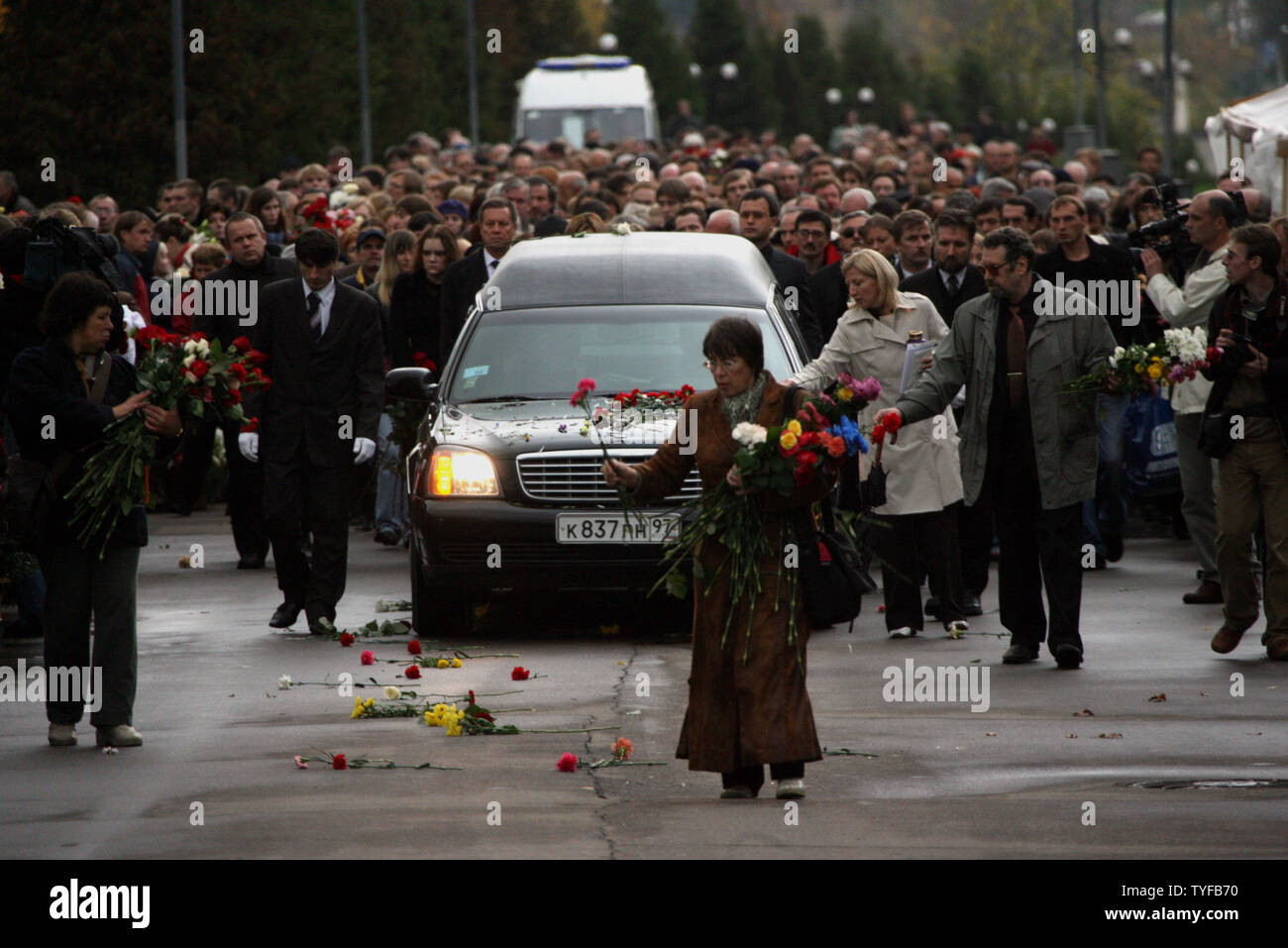 Trauernde Spaziergang im Trauerzug der getöteten russischen Journalistin Anna Politkowskaja auf dem Weg zum Troyekurovskoye Friedhof in Moskau am 10. Oktober 2006. Anna Politkowskaja, 48, wurde tödlich in ihrer Wohnung Gebäude Samstag geschossen. Heute Familie, Freunde und Bewunderer zahlten ihre endgültige Respekt. (UPI Foto/Vladimir Velengurin) Stockfoto