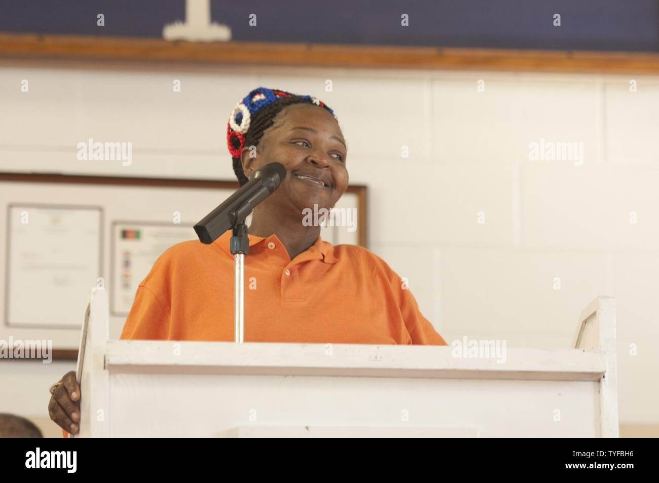 Elaine Johnson, Gründer der SPC. Darius T. Jennings Stiftung Adressen Familie, Freunde, Mitglieder der Gemeinschaft, Wachposten und Veteranen während des 4. jährlichen Spc. Darius T. Jennings Stiftung Wertschätzung Mittagessen, Nov. 5, 2015, in Orangeburg, S.C. Die Stiftung ehrt den Wehrdienst von Jennings, Johnson's Sohn, der in den Irak 2003 getötet wurde, und wirft der Hochschule Stipendien für Bereich High School Schüler. (South Carolina Army National Guard Stockfoto