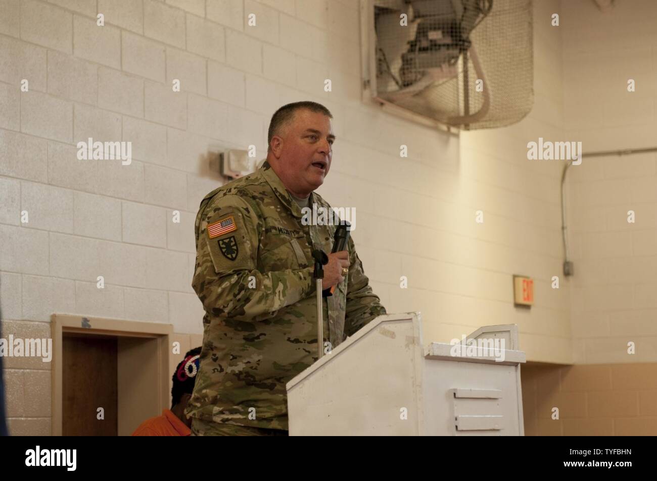 Us-Armee Brig. Gen. R. Van McCarty, stellvertretender Adjutant General von South Carolina, Adressen Gold Star Mütter, Wachposten und Veteranen während des 4. jährlichen Spc. Darius T. Jennings Stiftung Wertschätzung Mittagessen, Nov. 5, 2015, in Orangeburg, S.C. Die Stiftung ehrt den Wehrdienst von Jennings, der im Irak im Jahr 2003 getötet wurde, und wirft der Hochschule Stipendien für Bereich High School Schüler. (South Carolina Army National Guard Stockfoto