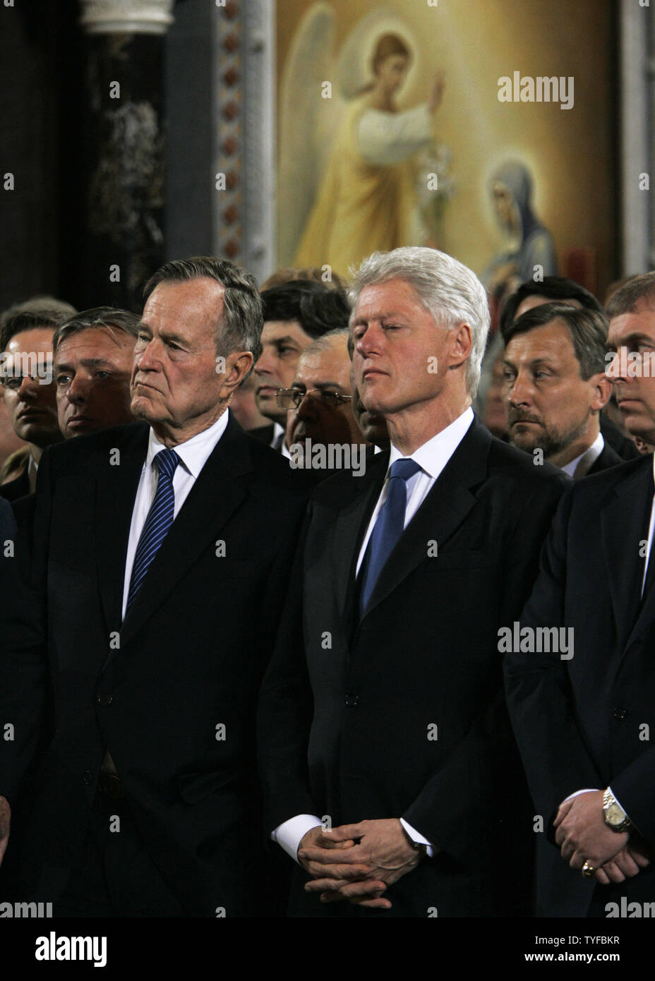 Der ehemalige US-Präsidenten George H.W. Bush (L) und Bill Clinton nehmen an der Trauerfeier des ehemaligen russischen Präsidenten Boris Jelzin in der Christ-Erlöser-Kathedrale in Moskau am 25. April 2007. Jelzin ist der erste russische Politiker in der modernen Geschichte des Landes ein Orthodoxer Trauergottesdienst zu erhalten. Er legte am Mittwoch neben den Gräbern von ein Illusionist, eine Ballerina und ein sowjetischer Film star auf Novodevichiy Friedhof in Moskau. (UPI Foto/Anatoli Zhdanov) Stockfoto