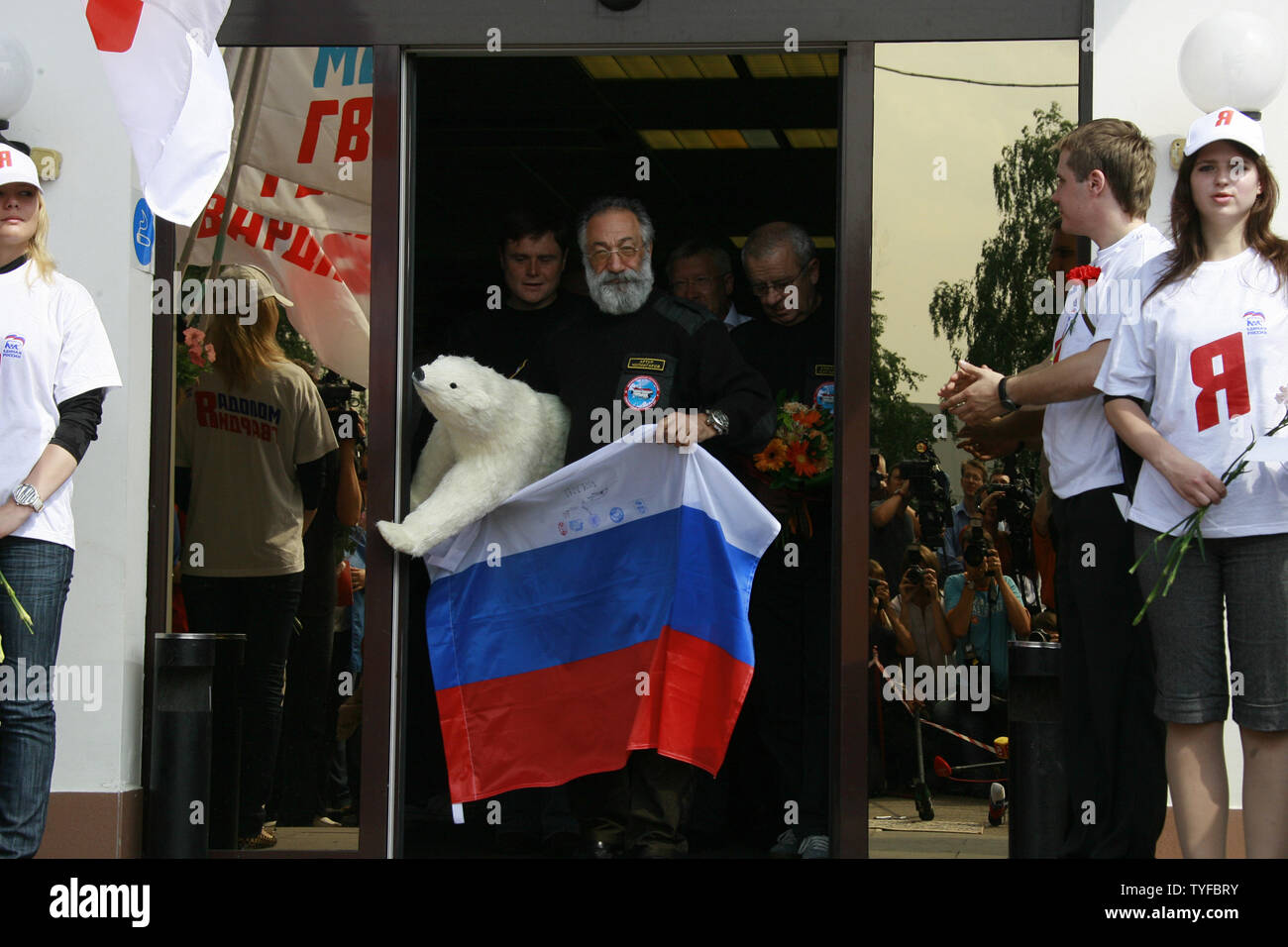 Arktisforscher Artur Chilingarov (C) mit Vladimir Gruzdev und Anatoly Sagalevich (R) Ankunft am Flughafen Vnukovo in Moskau am 7. August 2007. Chilingarov führte eine Expedition der Entdecker, die tief unter dem Nordpol in unterwassergerät getaucht und pflanzte die russische Flagge auf dem Meeresgrund einen symbolischen Anspruch auf die Energie, die Reichtümer der Arktis Am 24. Juli 2007 zu dem Spiel. (UPI Foto/Anatoli Zhdanov) Stockfoto