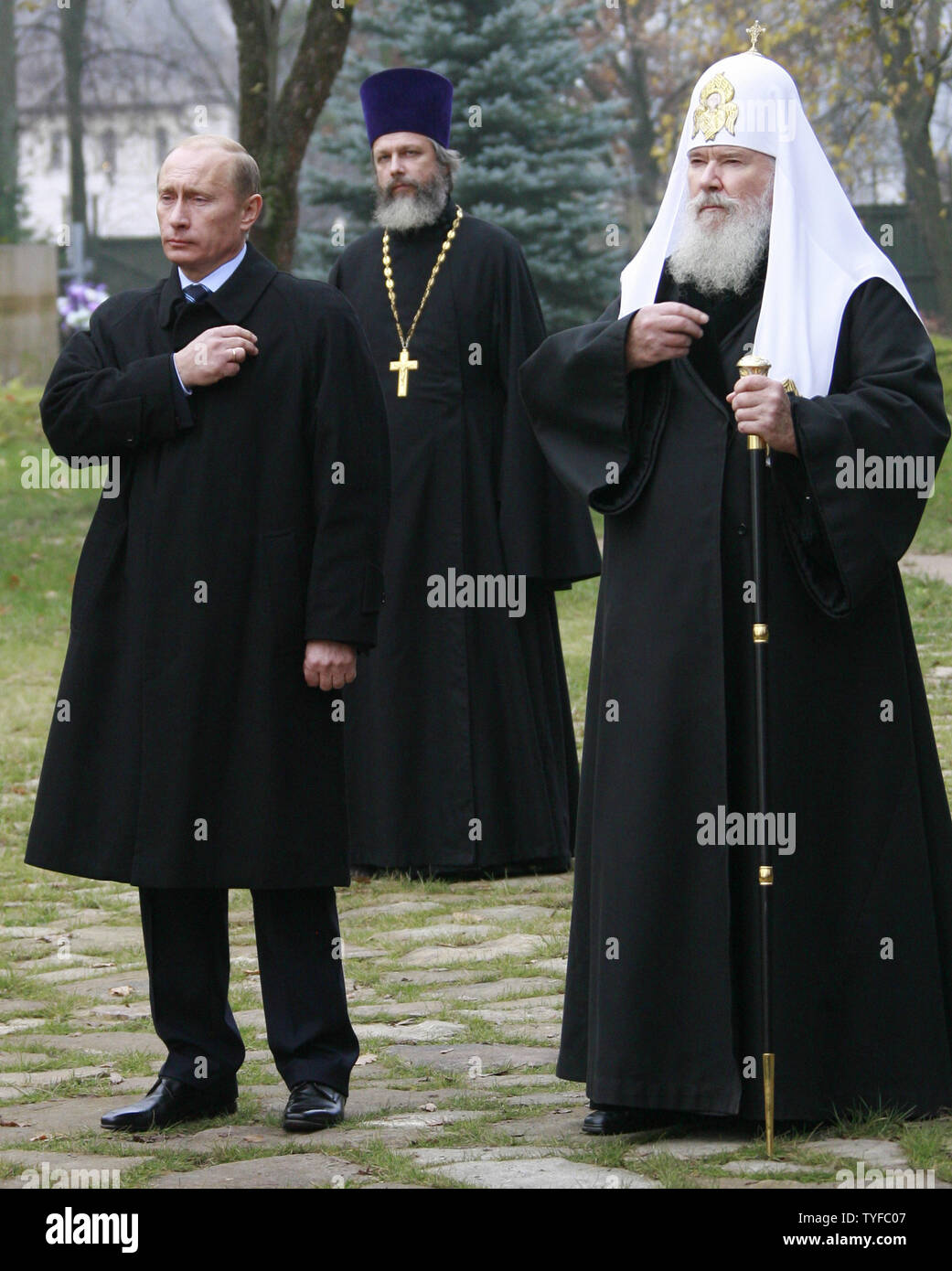 Der russische Präsident Wladimir Putin und der orthodoxe Patriarch Alexiy II an einer Gedenkfeier am Denkmal für die Opfer der Stalinschen Säuberungen in Butowo, einem Ort südlich von Moskau, am 30. Oktober 2007. Die butowo Schießplatz wurde für Hinrichtungen von 1930 bis nach Stalins Tod 1953 verwendet. Rund 20.000 Menschen, darunter Priester und Künstler, waren es allein im 1937-38 getötet. (UPI Foto/Anatoli Zhdanov). Stockfoto