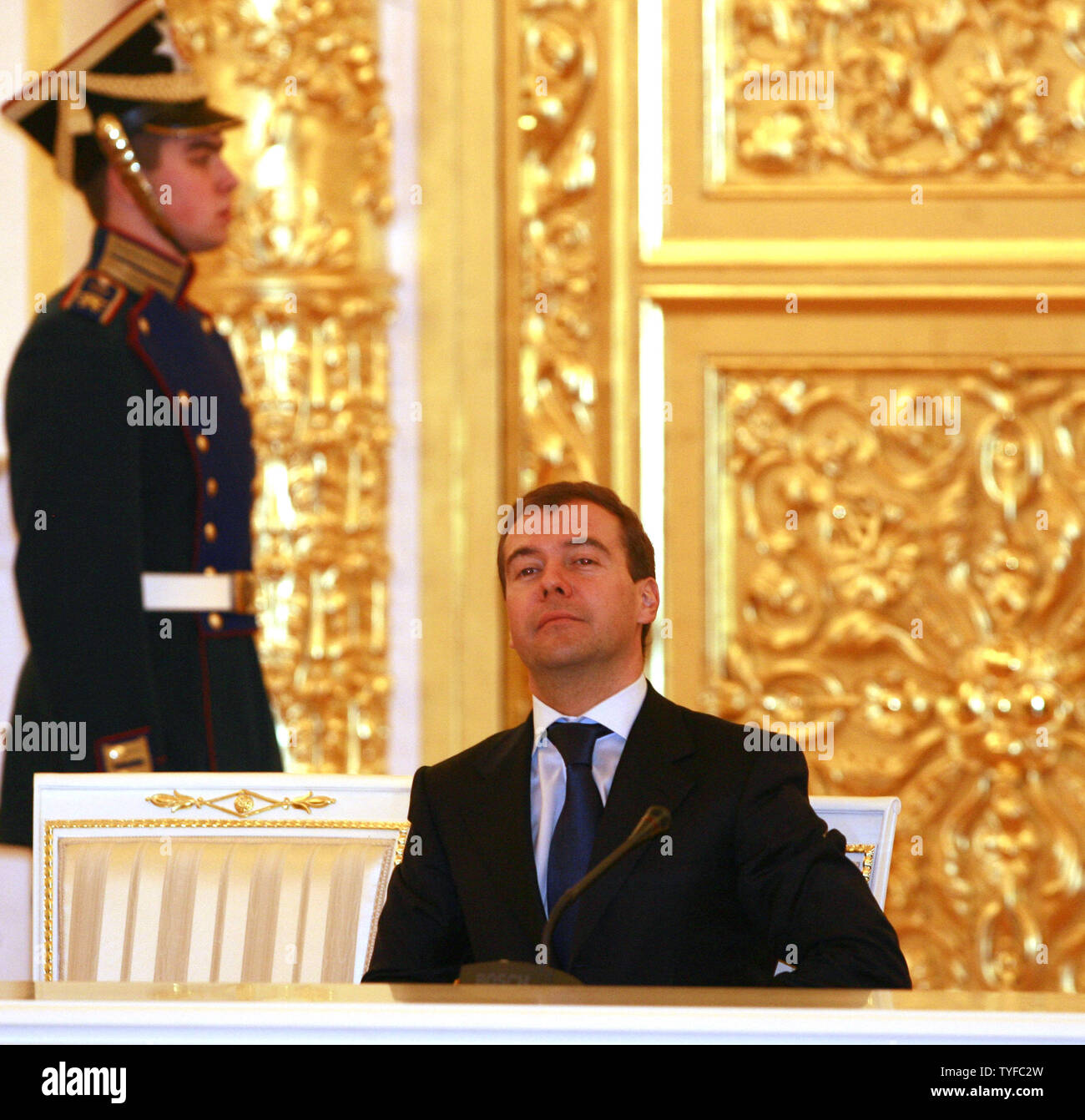 Russlands erster Vizepremier Dmitri Medwedew besucht eine Sitzung des Staatsrats in der Kreml in Moskau am 19. Dezember 2007. Putin und seine Nachfolger Medwedew nahm die Umdrehungen, die oberen Beamten am Mittwoch einen Vortrag zu halten, während Sie die doppelte Tat zeigte sich wahrscheinlich das Land für die nächsten vier Jahre laufen. (UPI Foto/Anatoli Zhdanov) Stockfoto