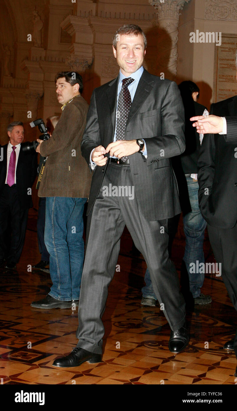 Russlands reichste Oligarch Roman Abramowitsch ankommt, auf einer