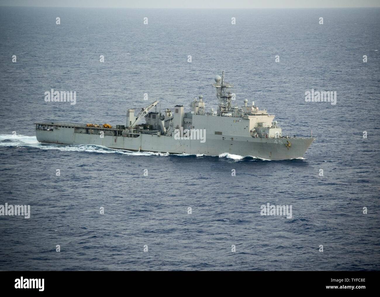 Pazifik (Nov. 6, 2016) - USS Comstock LSD-45 Dämpfe, die sich in der Ausbildung bei einem Foto Übung während der scharfen Schwert 2017. Scharfes Schwert 17 ist ein gemeinsames und bilateralen Bereich Training (Ftx) zwischen US-amerikanischen und japanischen Truppen bedeutete die Bereitschaft und die Interoperabilität im Rahmen des U.S.-Japan Alliance zu erhöhen. Stockfoto