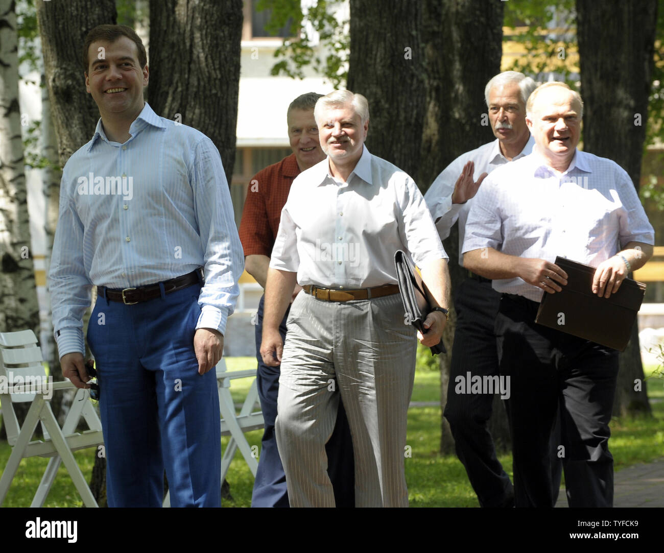 Der russische Präsident Dmitri Medwedew (R) Wanderungen mit Führer Elefantenrunde' an Zavidovo Residence, 100 km (62,5 Meilen) nördlich von Moskau am 12. Juli 2008. Von links nach rechts sind Medwedew, Wladimir Schirinowski der Liberalen Demokratischen Partei, Russische Föderation Rat Sprecher Sergei Mironov Sergej Mironow nur Russland, Sprecher des Parlaments Boris Gryzlov von Einiges Russland und kommunistische Führer Gennadi Sjuganow links. (UPI Foto/Alex Volgin). Stockfoto