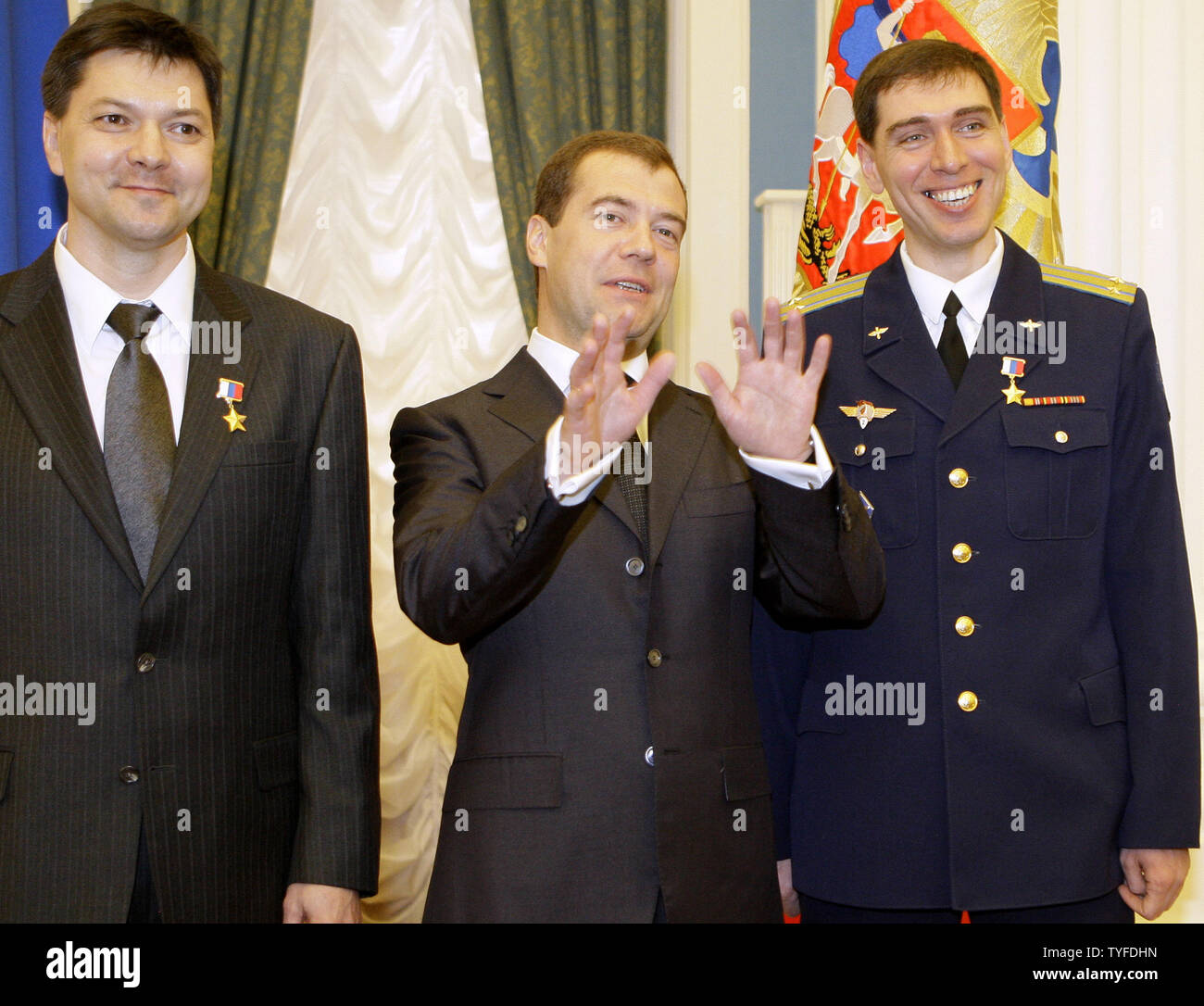 Der russische Präsident Dmitri Medwedew (C) wirft mit Test-Kosmonaut Oleg Kononenko (L) und Pilot-Kosmonaut Sergej Wolkow bei einer Preisverleihung in der Kreml in Moskau am 10. April 2009. (UPI Foto/Anatoli Zhdanov) Stockfoto