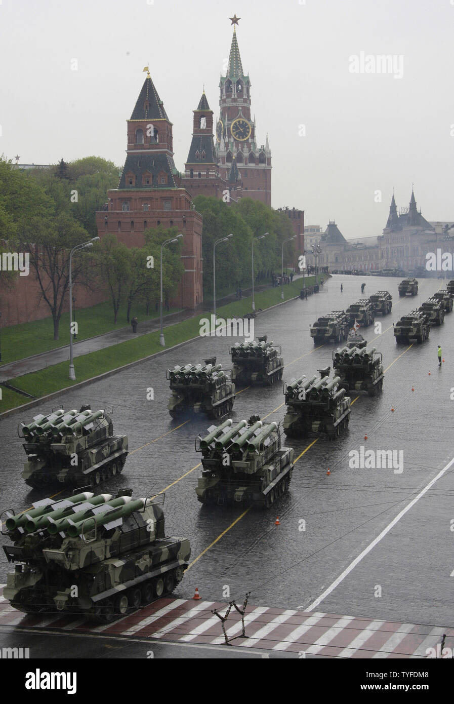 Russische Armee Raketenwerfer ein rotes Quadrat während einer Generalprobe für den 9. Mai Tag des Sieges Parade in Moskau am 7. Mai 2009. Der 9. Mai Tag des Sieges Parade am Samstag wird mit ballistischen Raketen, Panzer und Flugzeuge der 64. Jahrestag der Zweiten Welt Krieg, Sieg über das nationalsozialistische Deutschland zu feiern. (UPI Foto/Anatoli Zhdanov) Stockfoto